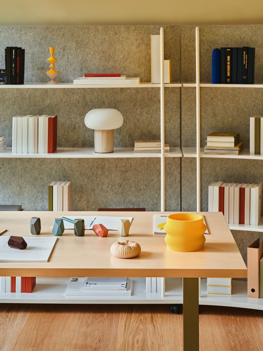 Ocelový regál TANCA so zadnou časťou z filcu