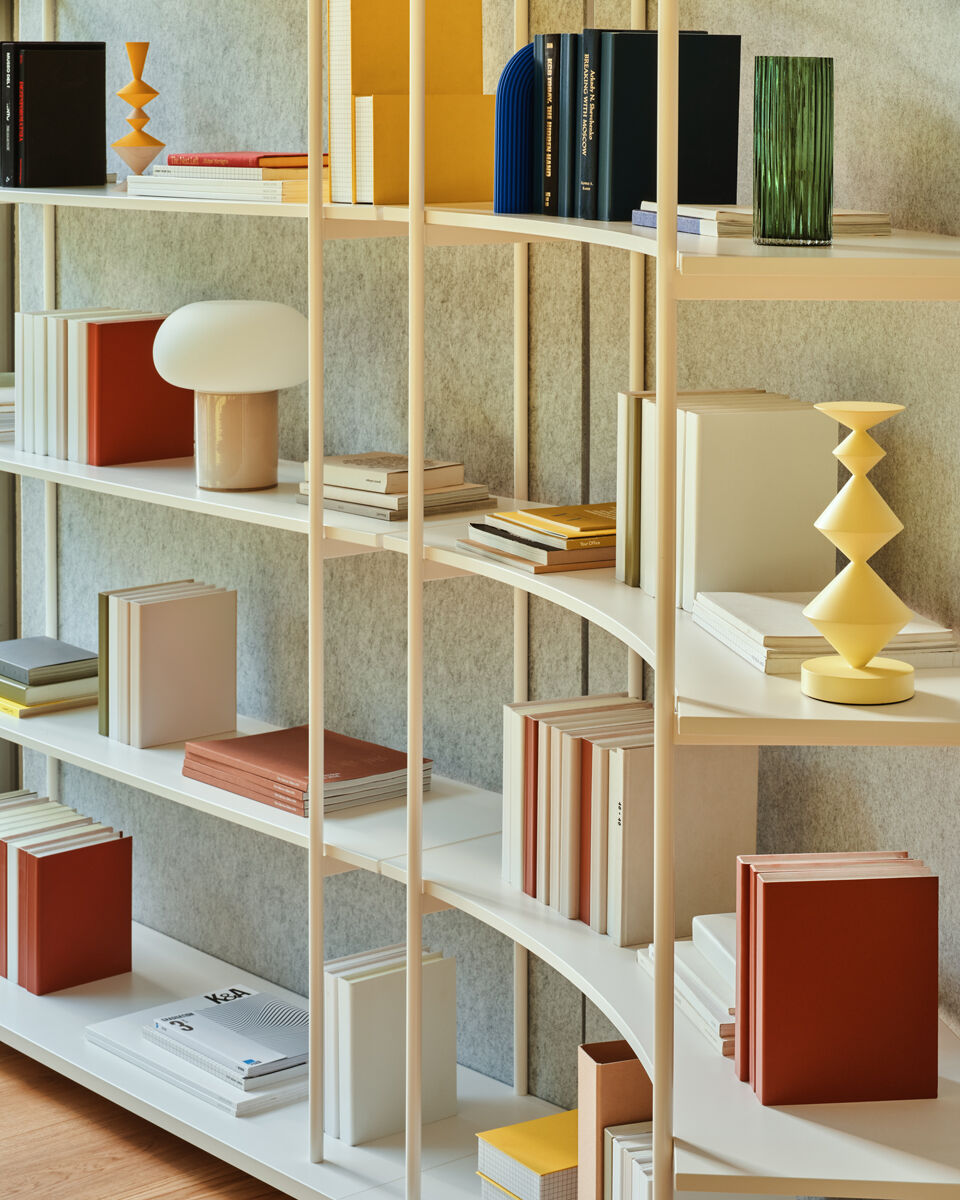 Ocelový regál TANCA so zadnou časťou z filcu