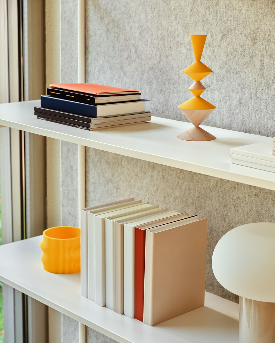 Ocelový regál TANCA so zadnou časťou z filcu