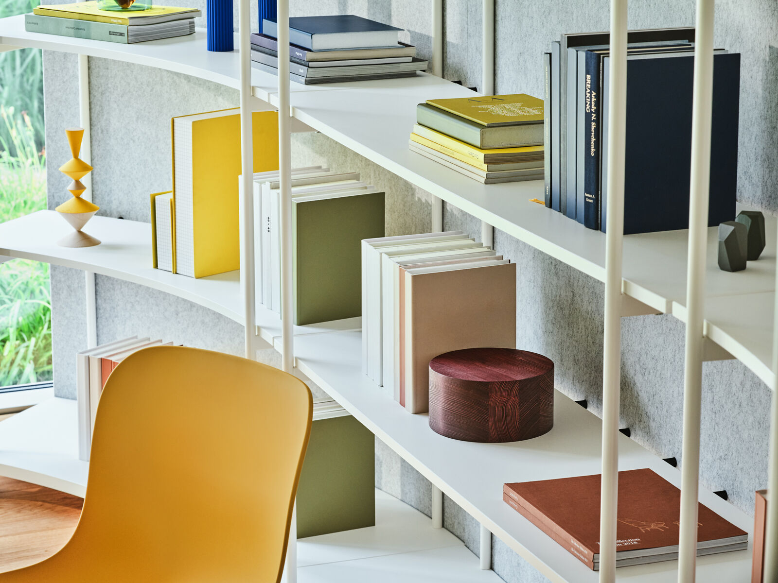 Ocelový regál TANCA so zadnou časťou z filcu