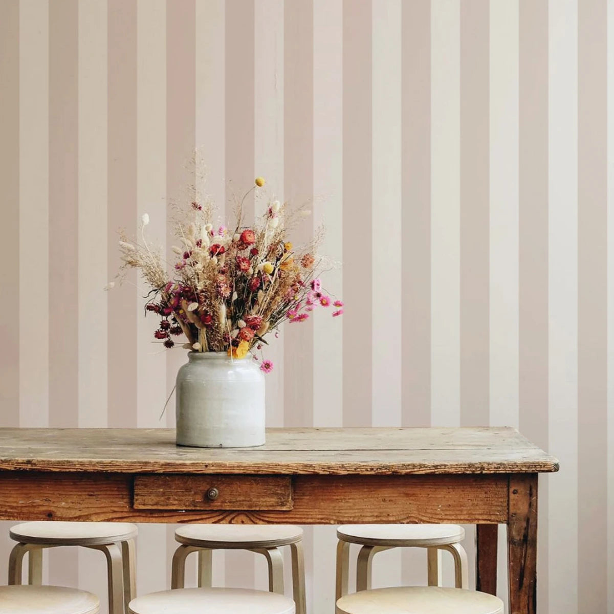 Tapeta z flizelínu s pruhmi BOLD STRIPE SAND piasková