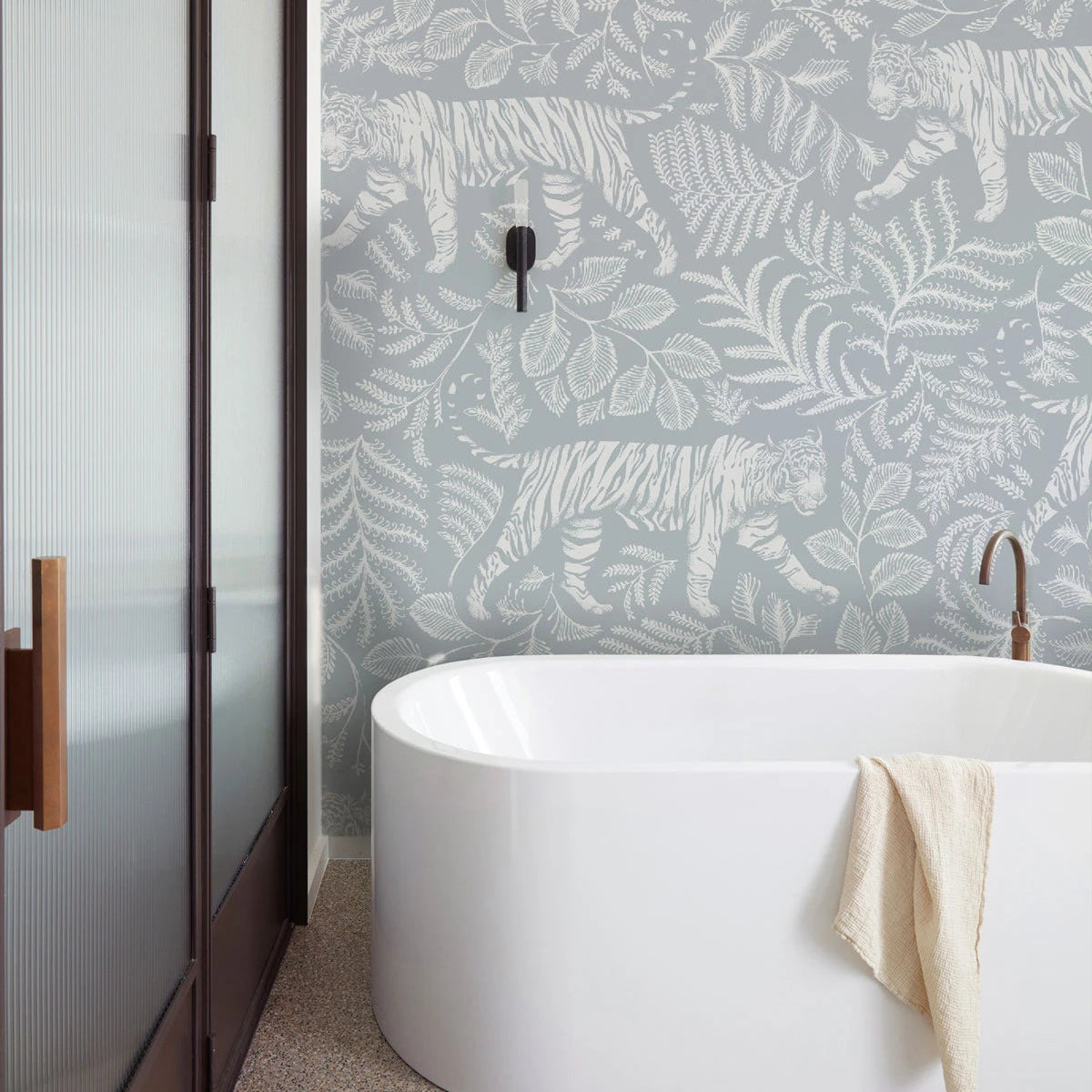 Flizelínová tapeta s motívom zvierat CAMOUFLAGED TIGER BLUE modrá