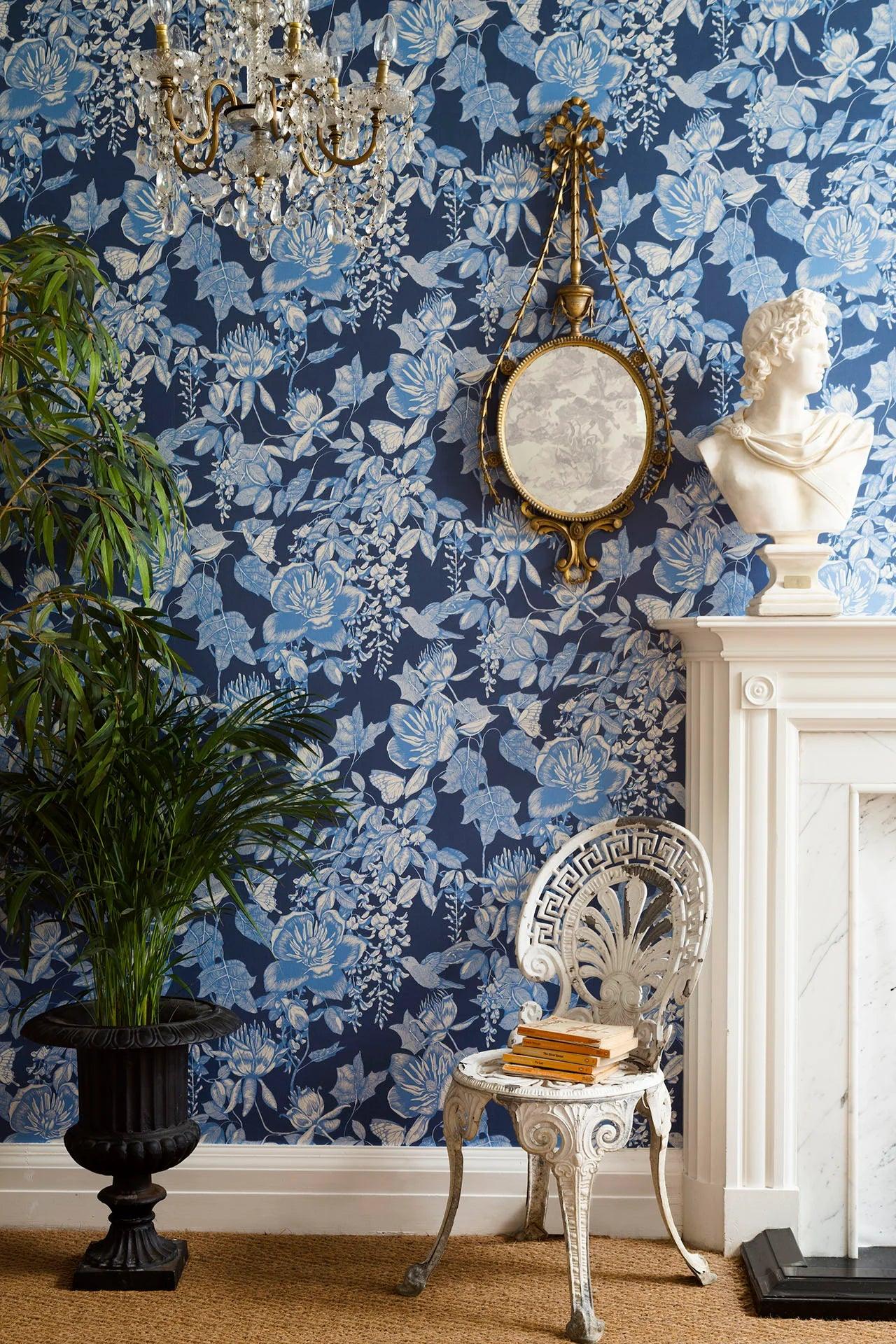 Wallpaper with a floral pattern of flowers and leaves FOLIE - Tivoli red