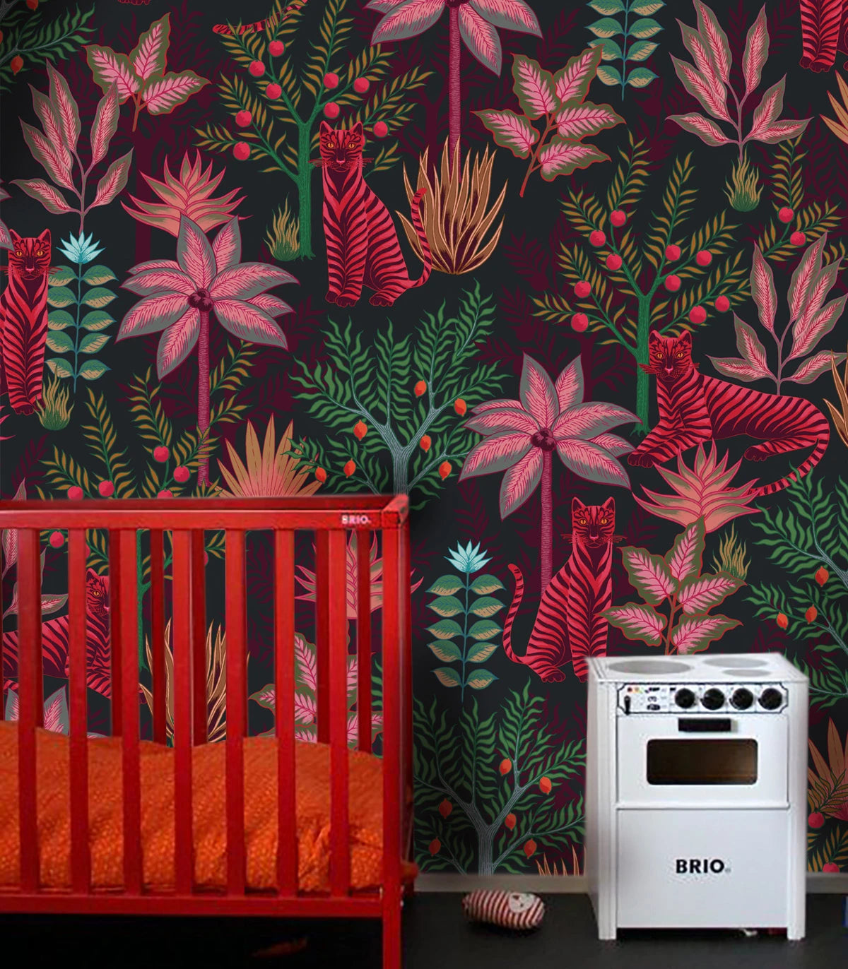 Tapeta s rastlinným a zvieracím motívom ZLATÉ TIGRE ČIERNE s červenou