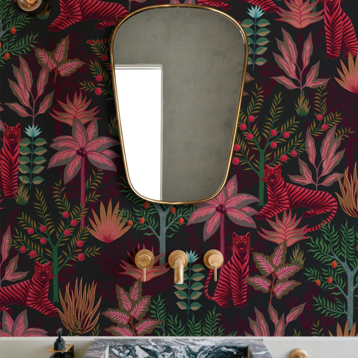 Tapeta s rastlinným a zvieracím motívom ZLATÉ TIGRE ČIERNE s červenou