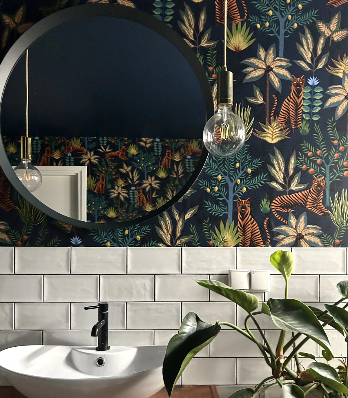 Tapeta s rastlinným a zvieracím motívom ZLATÉ TIGRE tmavomodrá so zlatou