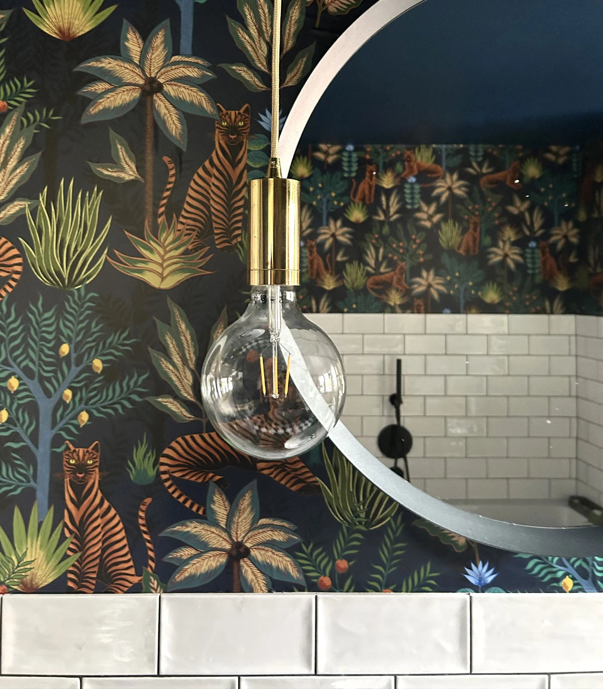 Tapeta s rastlinným a zvieracím motívom ZLATÉ TIGRE tmavomodrá so zlatou