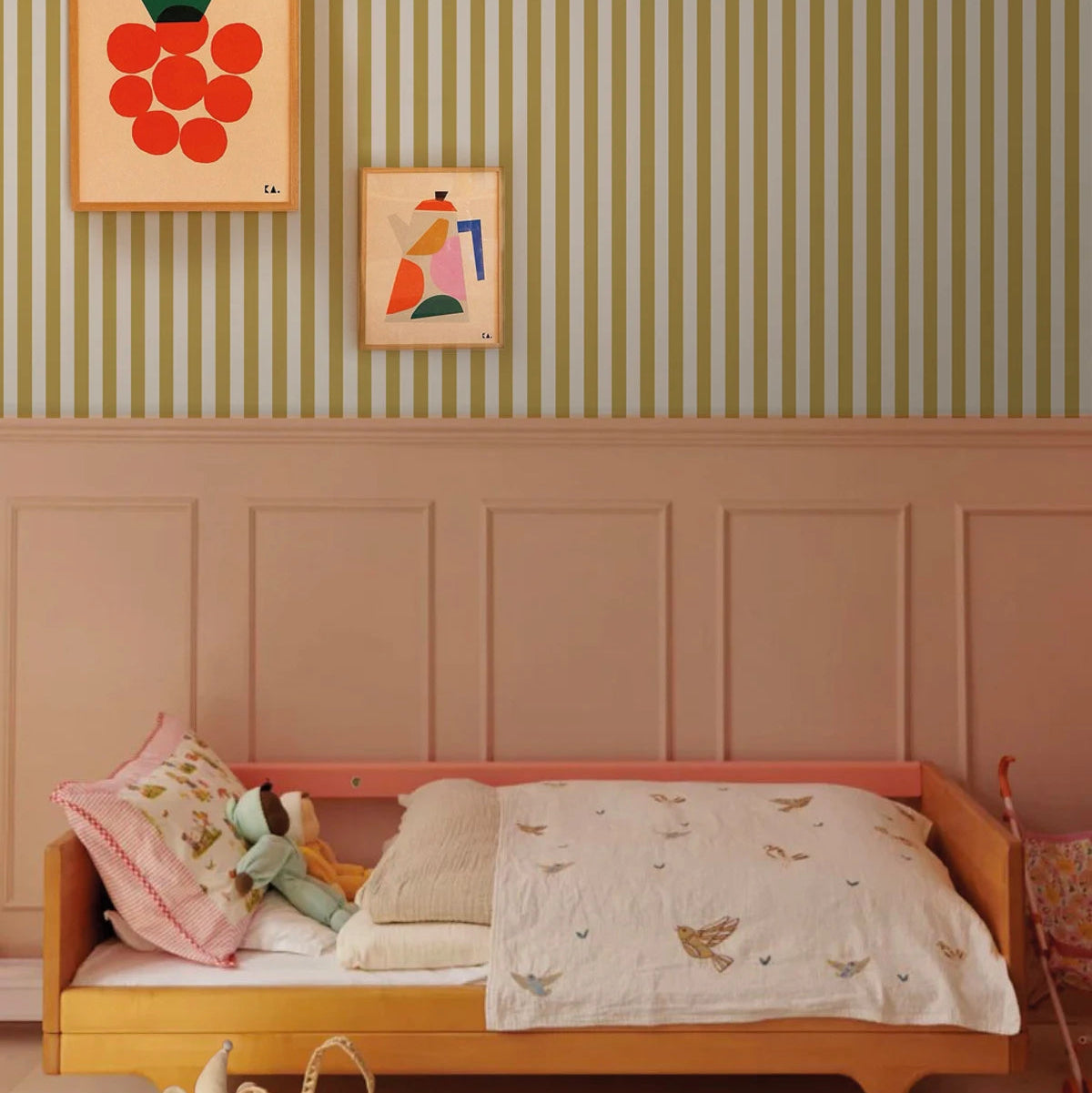 Tapeta s geometrickým vzorom v pruhoch STRIPE MEADOW MUSTARD horčicová so šedou