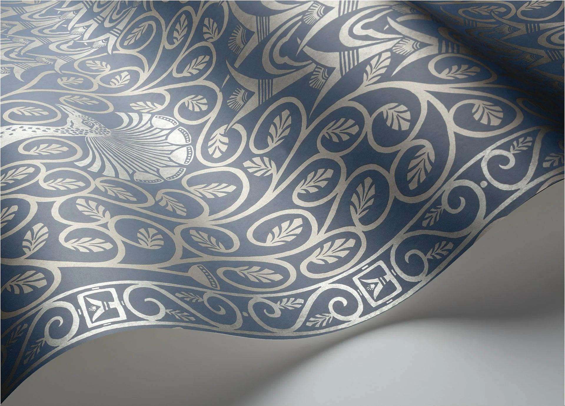 Tapeta THE PEARWOOD COLLECTION - Pavo Parade srebro na niebieskim Cole & Son Eye on Design
