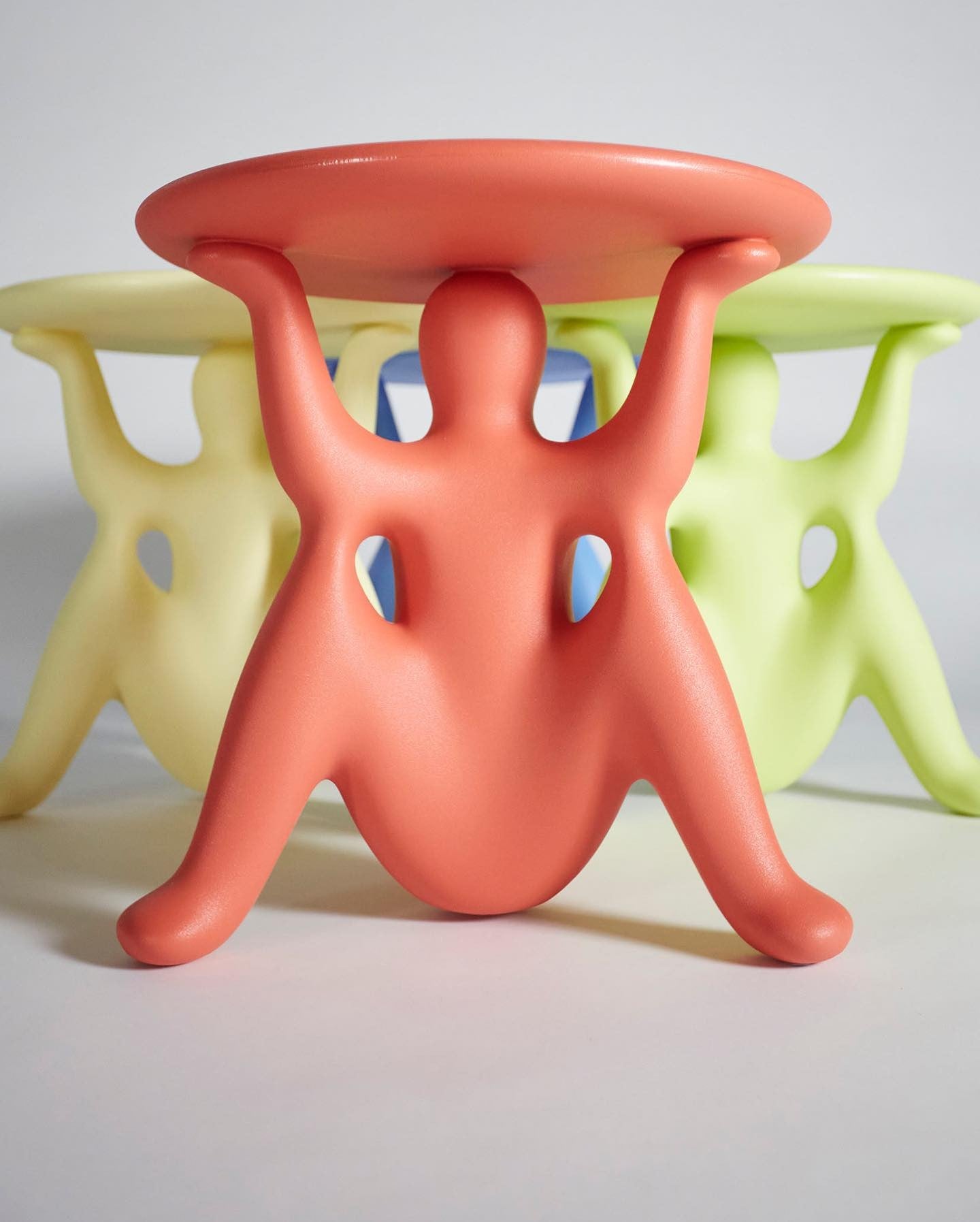 HELPYOURSELF black side table