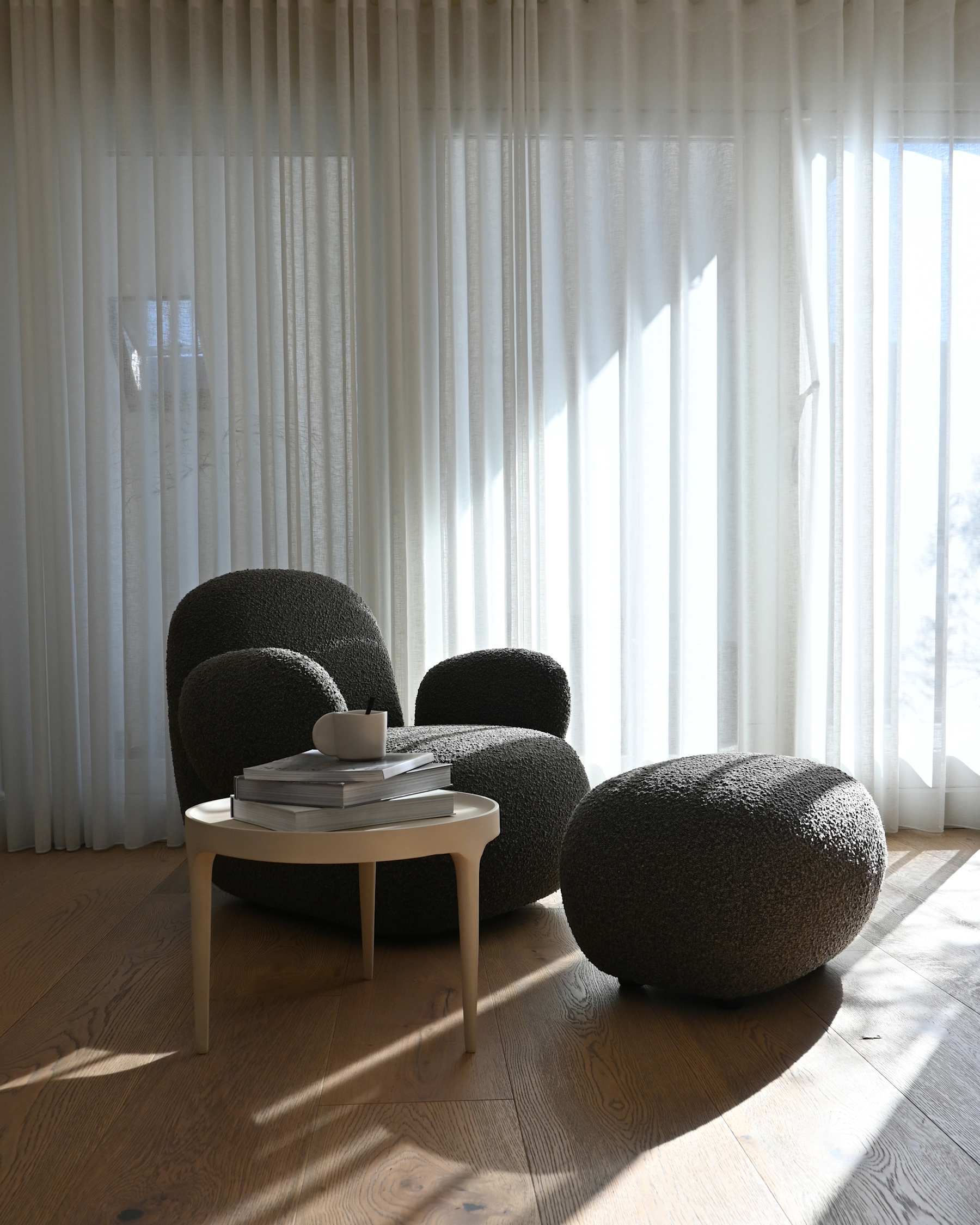 Fotel TOE FLAT šedo-hnedý bouclé