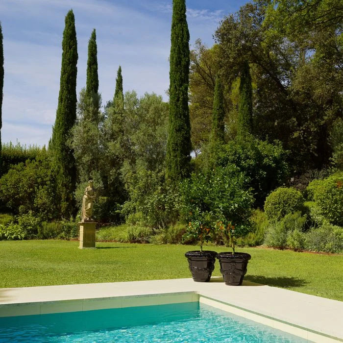 Čierny keramický kvetináč TOULON na vonkajšie použitie