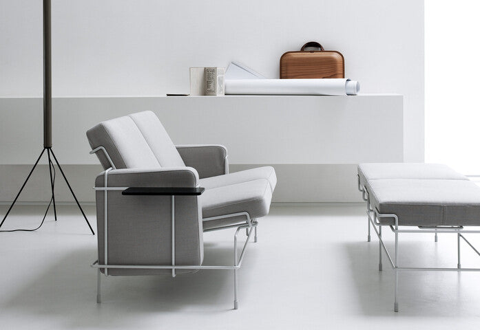 Lavička TRAFFIC čalúnená s čiernym oceľovým podstavcom