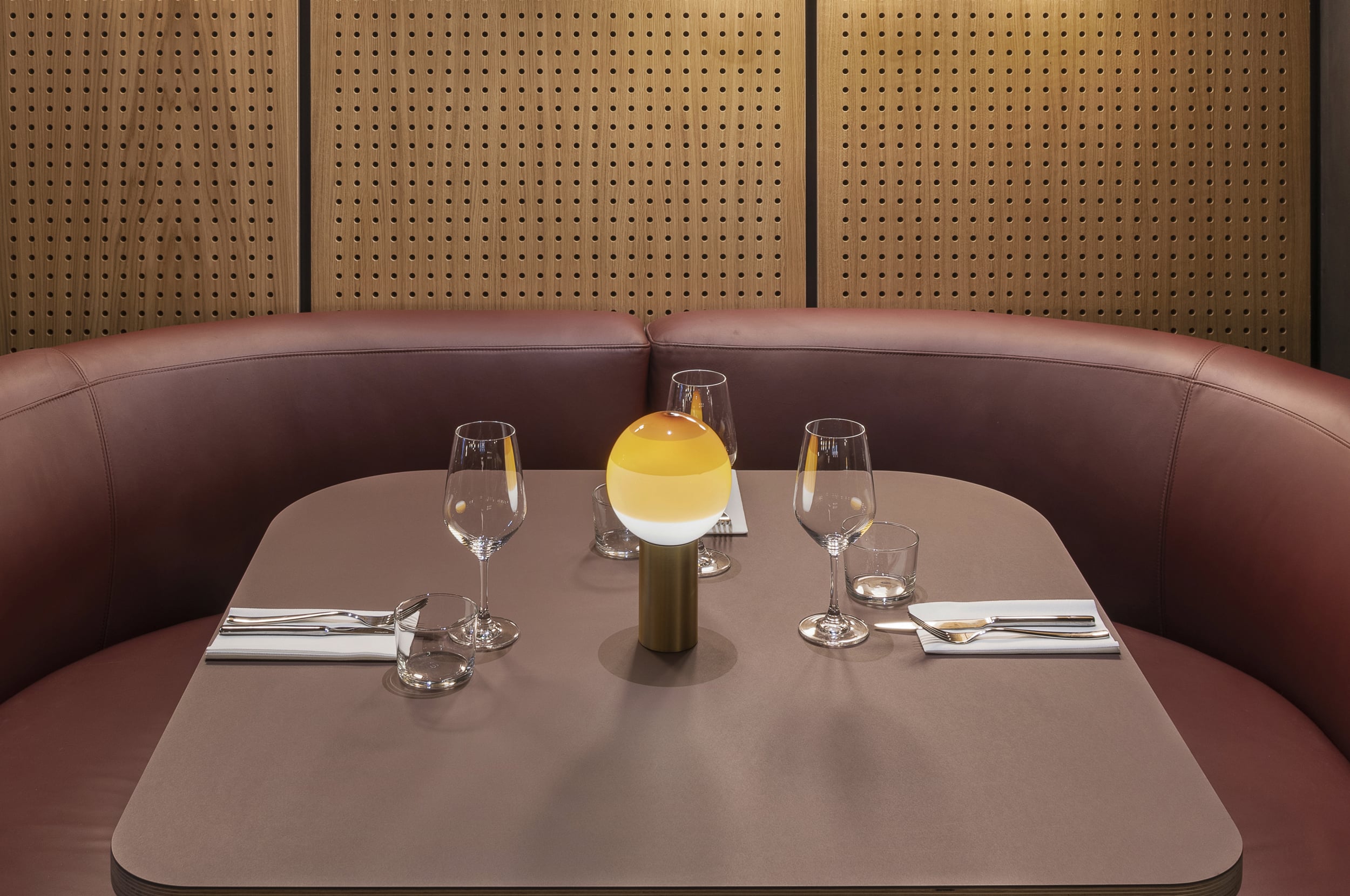 Lampa na batérie DIPPING burgundová