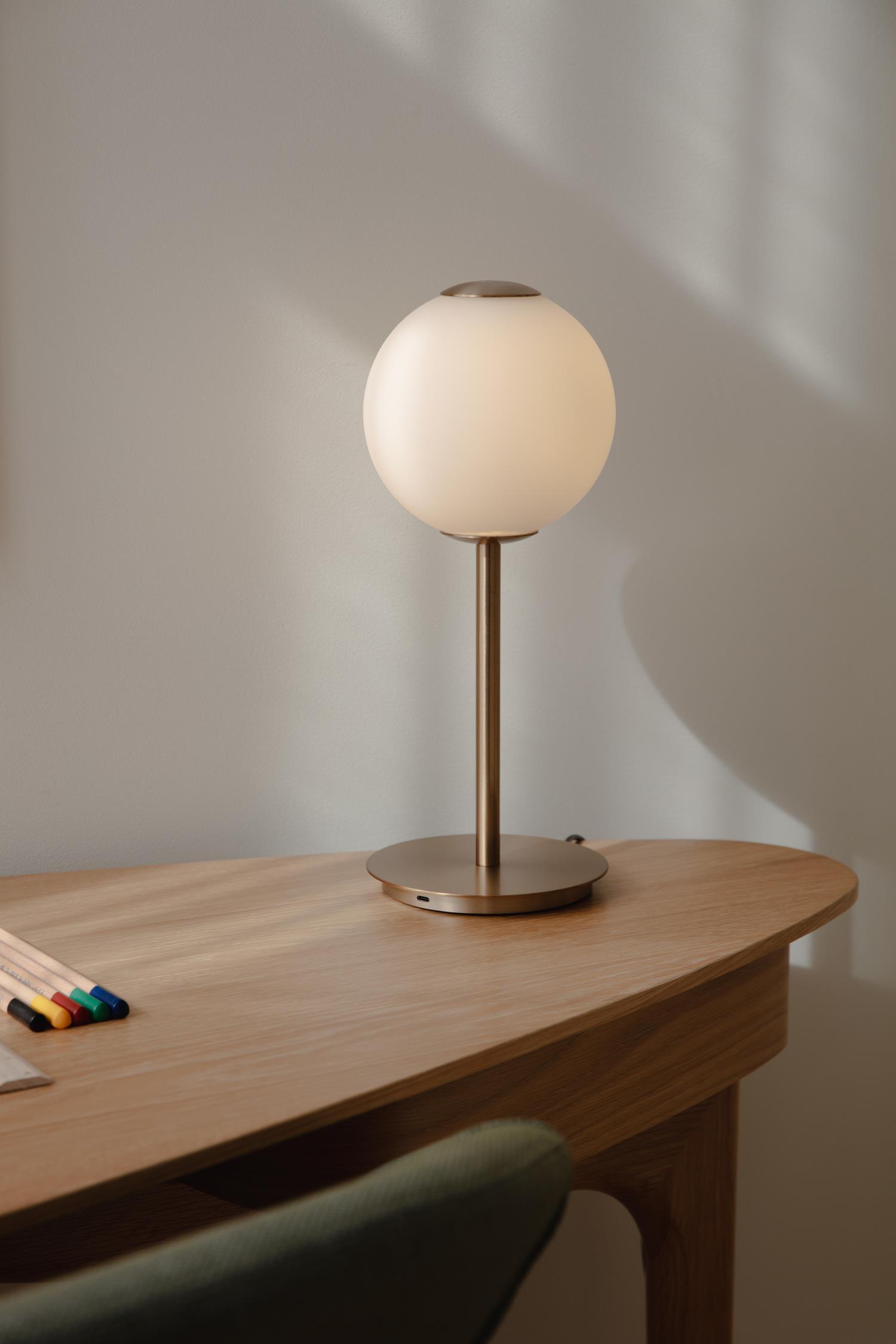 Stolná lampa AUDREY biela so zlatým prvkom