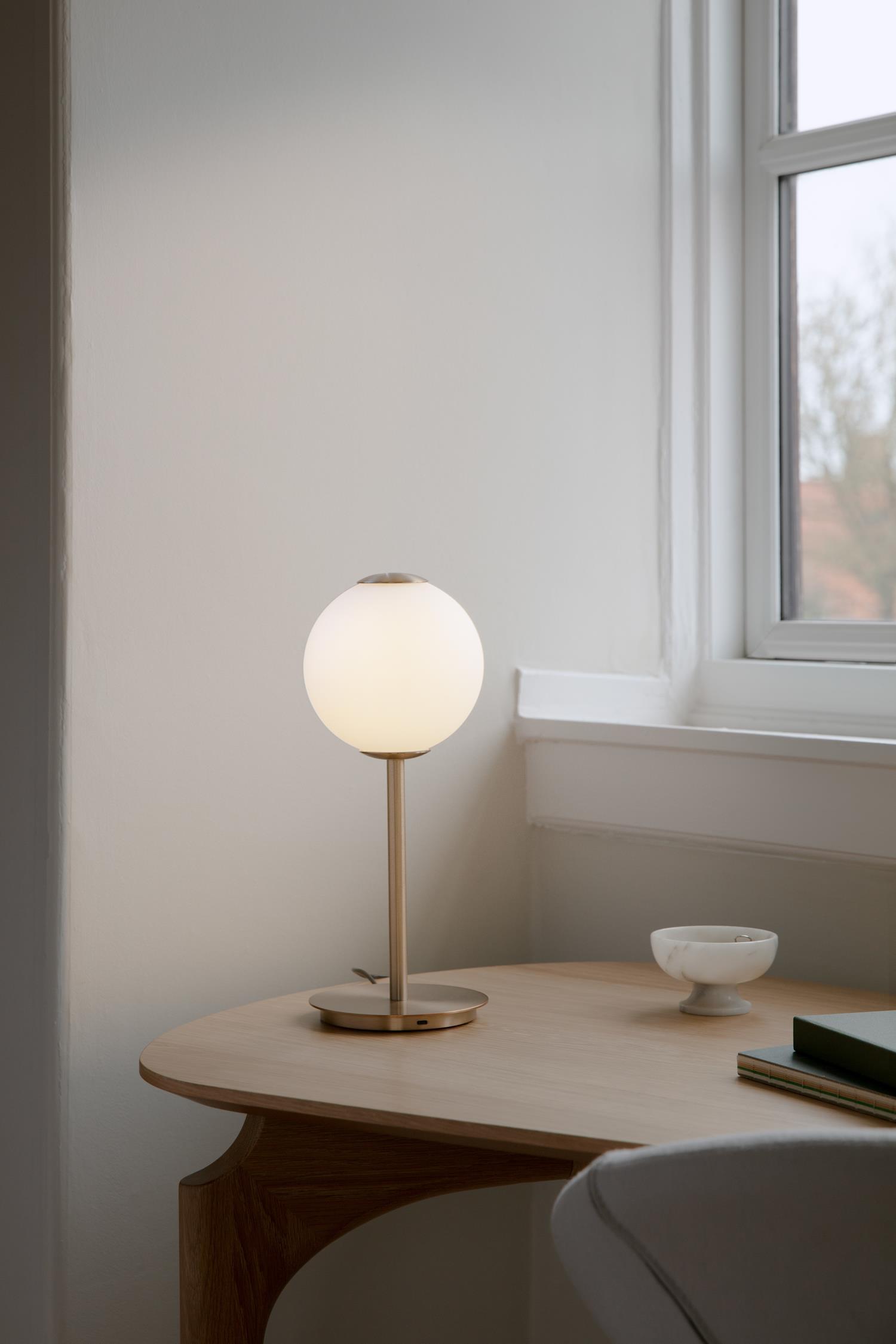 Stolná lampa AUDREY biela so zlatým prvkom