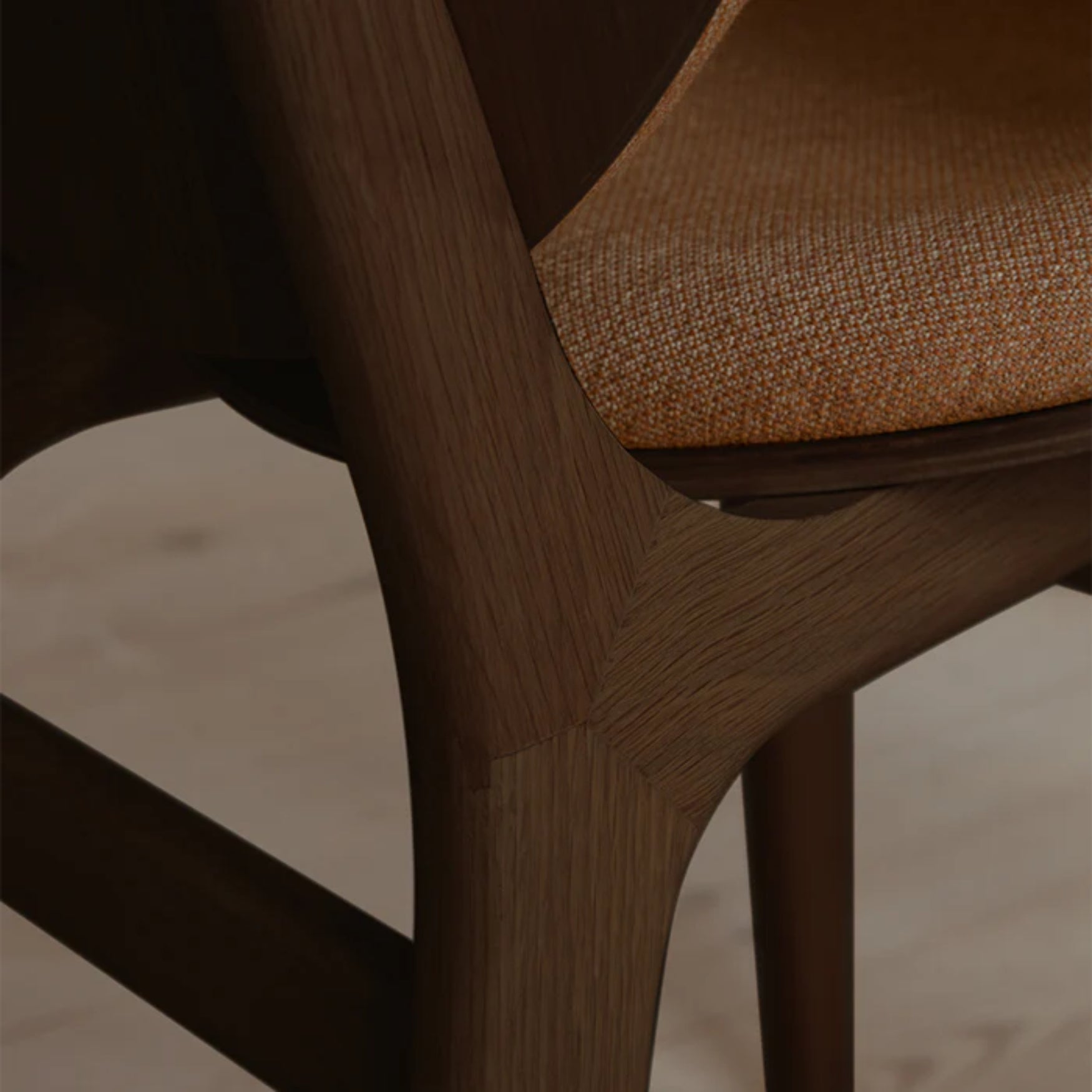 Stolička CONVERSATION hnedá s tmavým dubovým podstavcom