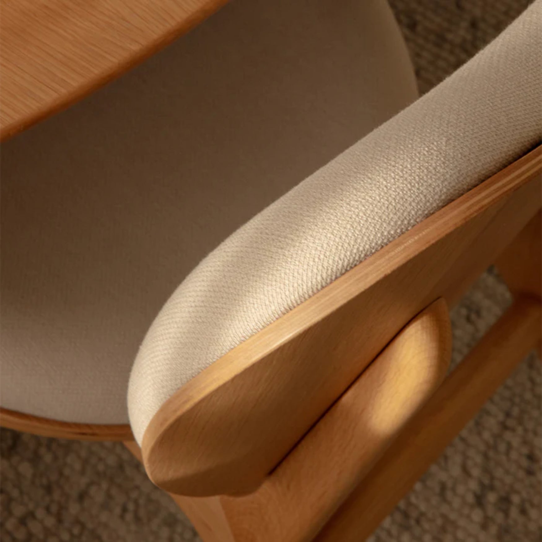 Stolička CONVERSATION piesková s dubovou základňou