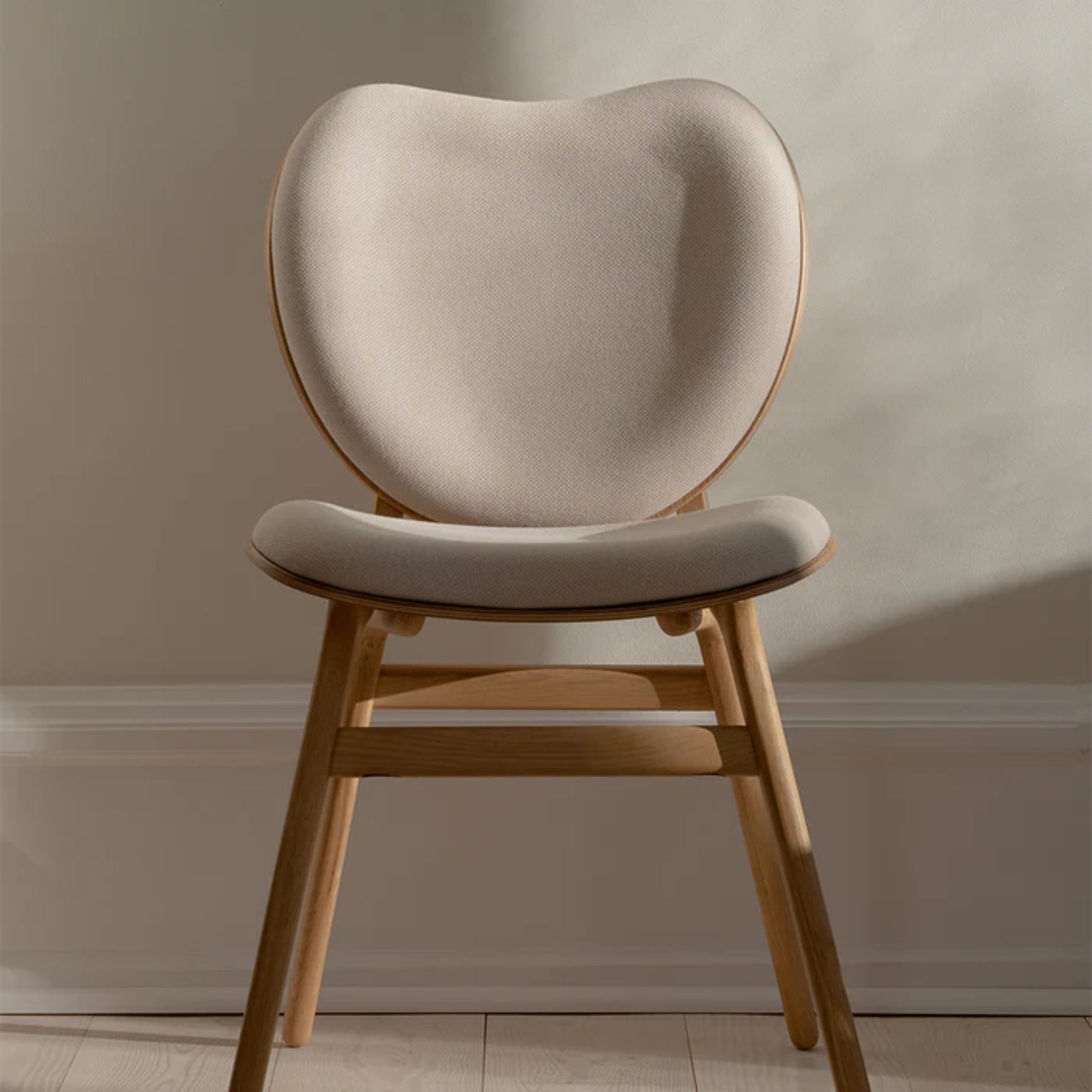 Stolička CONVERSATION piesková s dubovou základňou