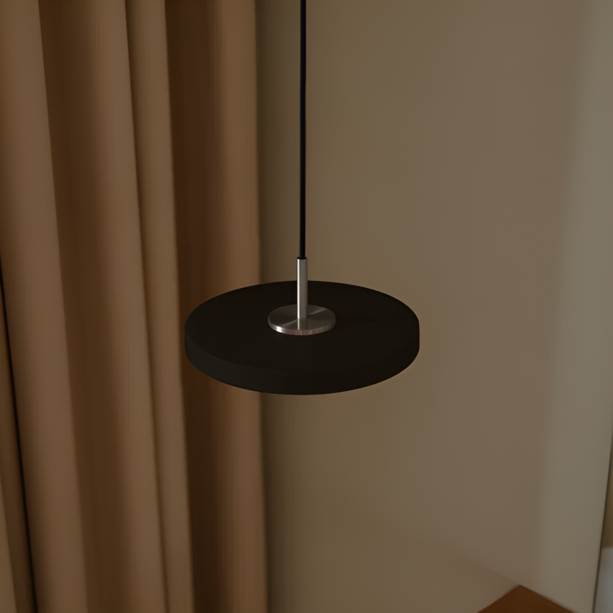 Závesná lampa ASTERIA MICRO čierna so strieborným vložkou