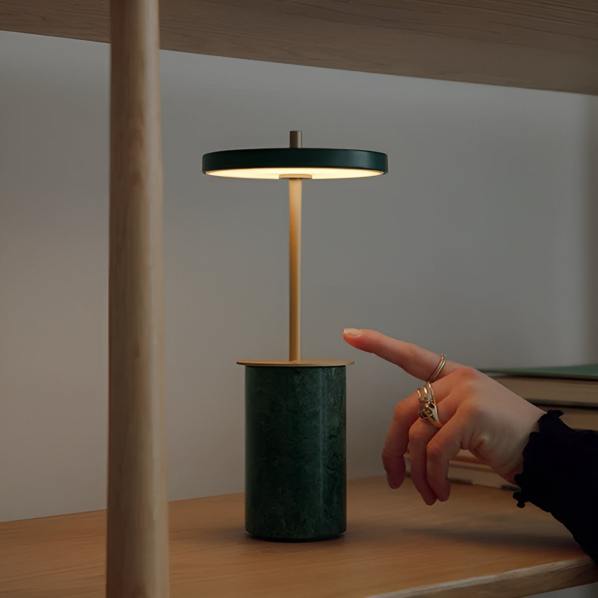 Stolná lampa ASTERIA MOVE MINI zelený mramor so zlatou vložkou