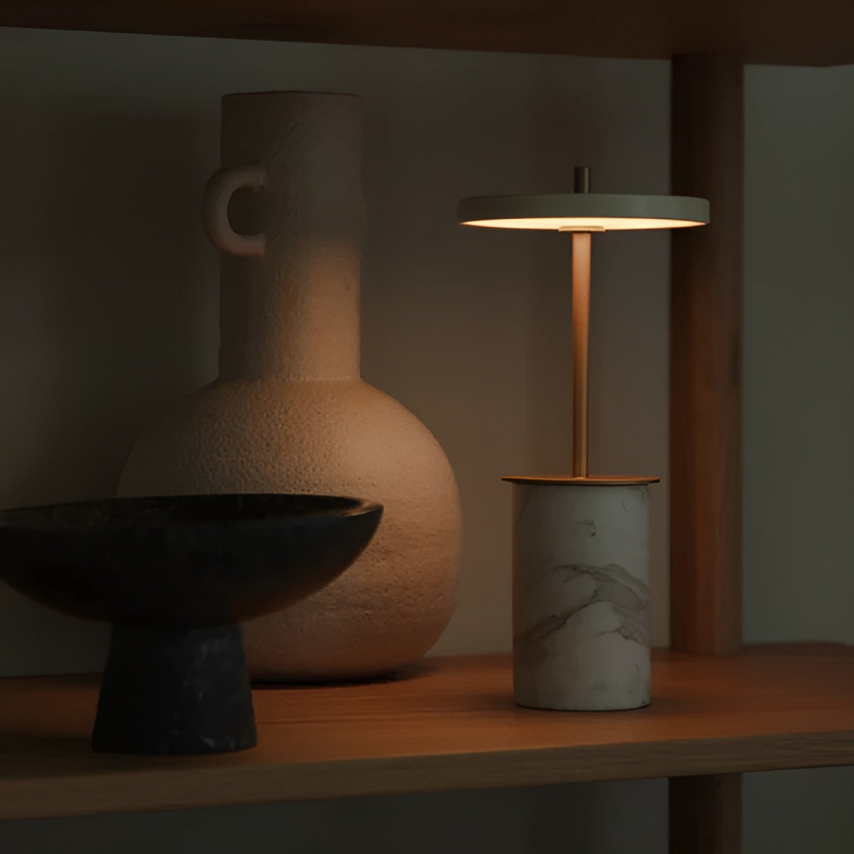 Stolná lampa ASTERIA MOVE MINI biely mramor so zlatou vložkou