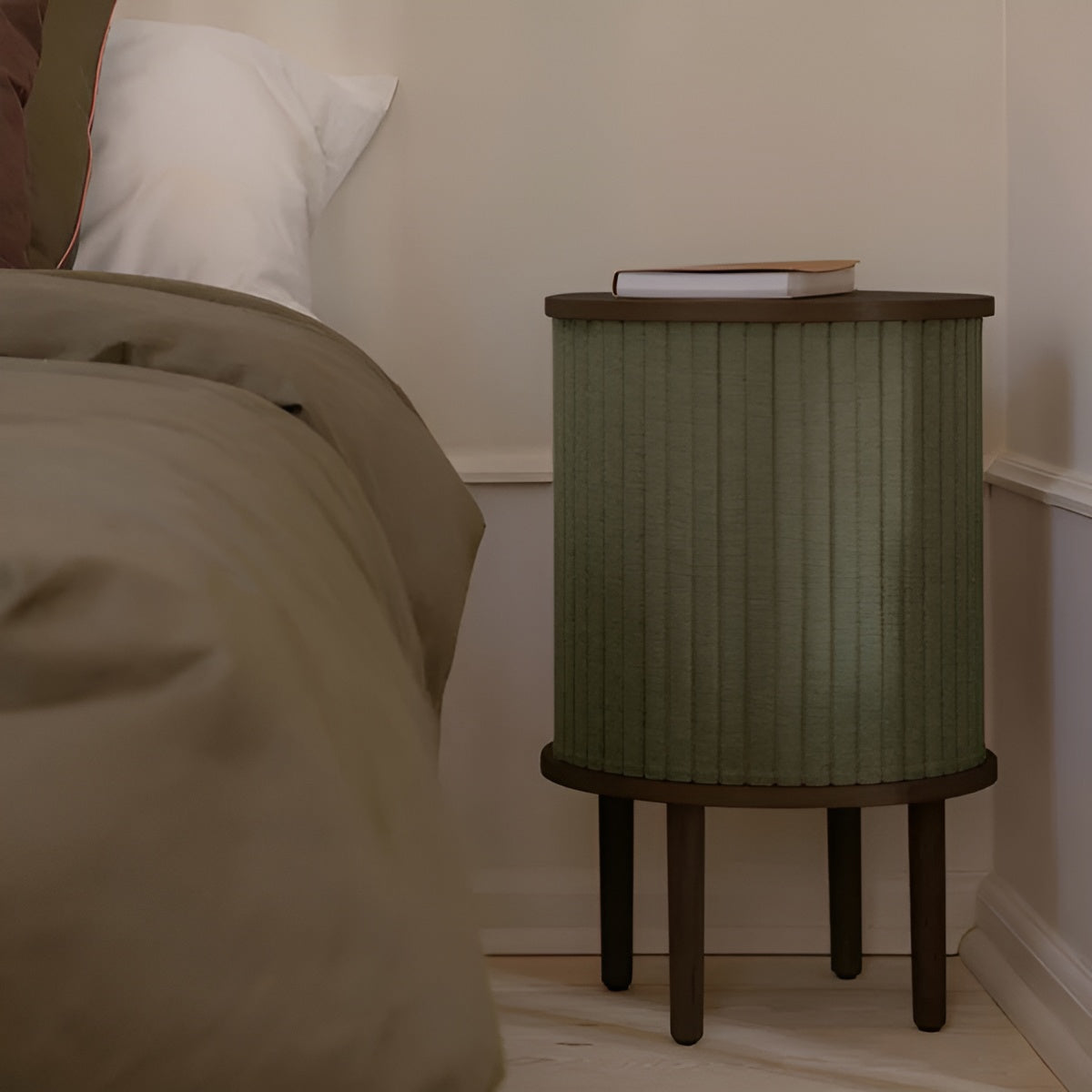 AUDACIOUS green side table with dark oak