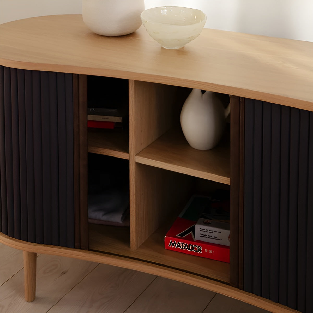 Komoda RTV AUDACIOUS antracitová s dubovým podstavcom