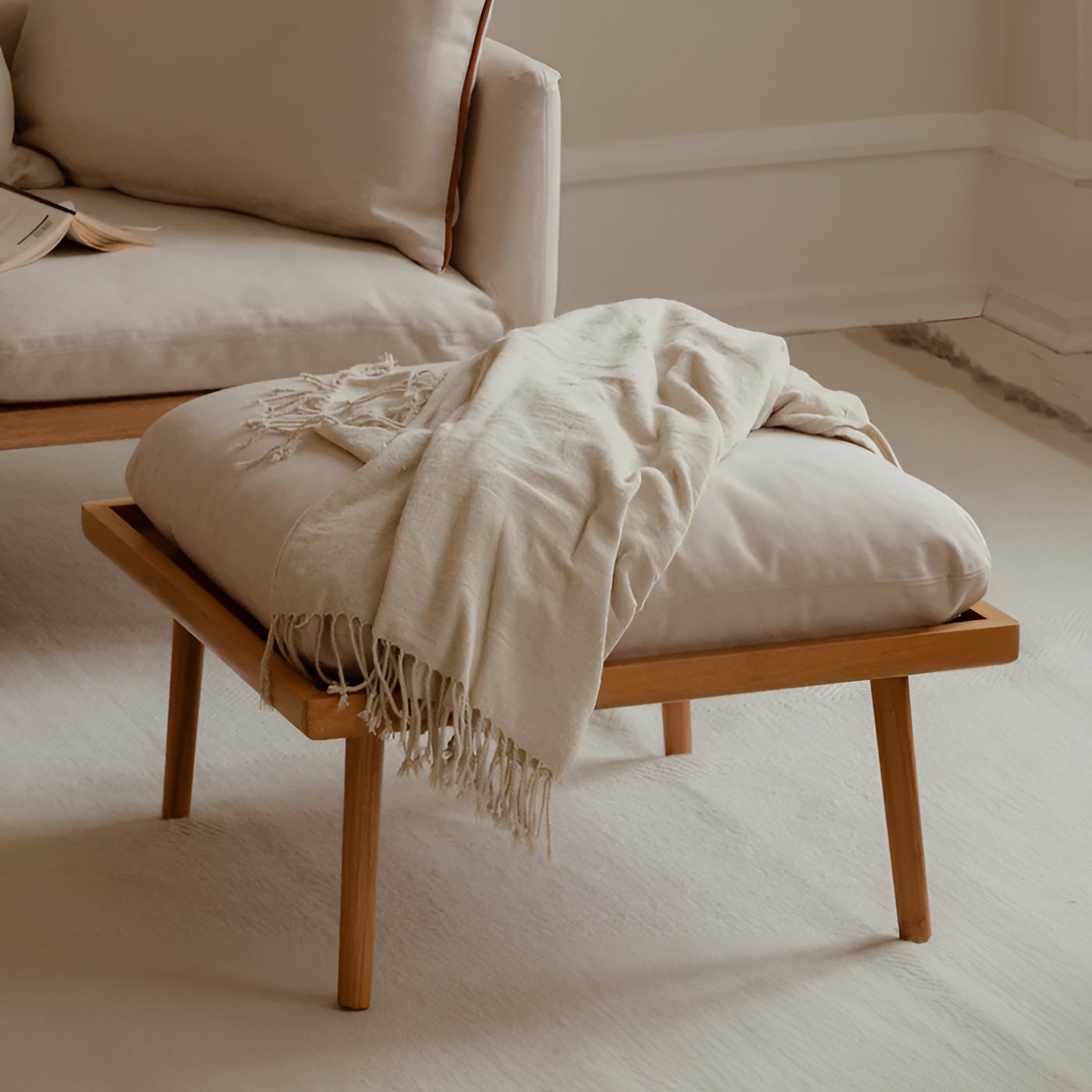 Puf LOUNGE AROUND SHUFFLE antracitový s tmavým dubovým podstavcom