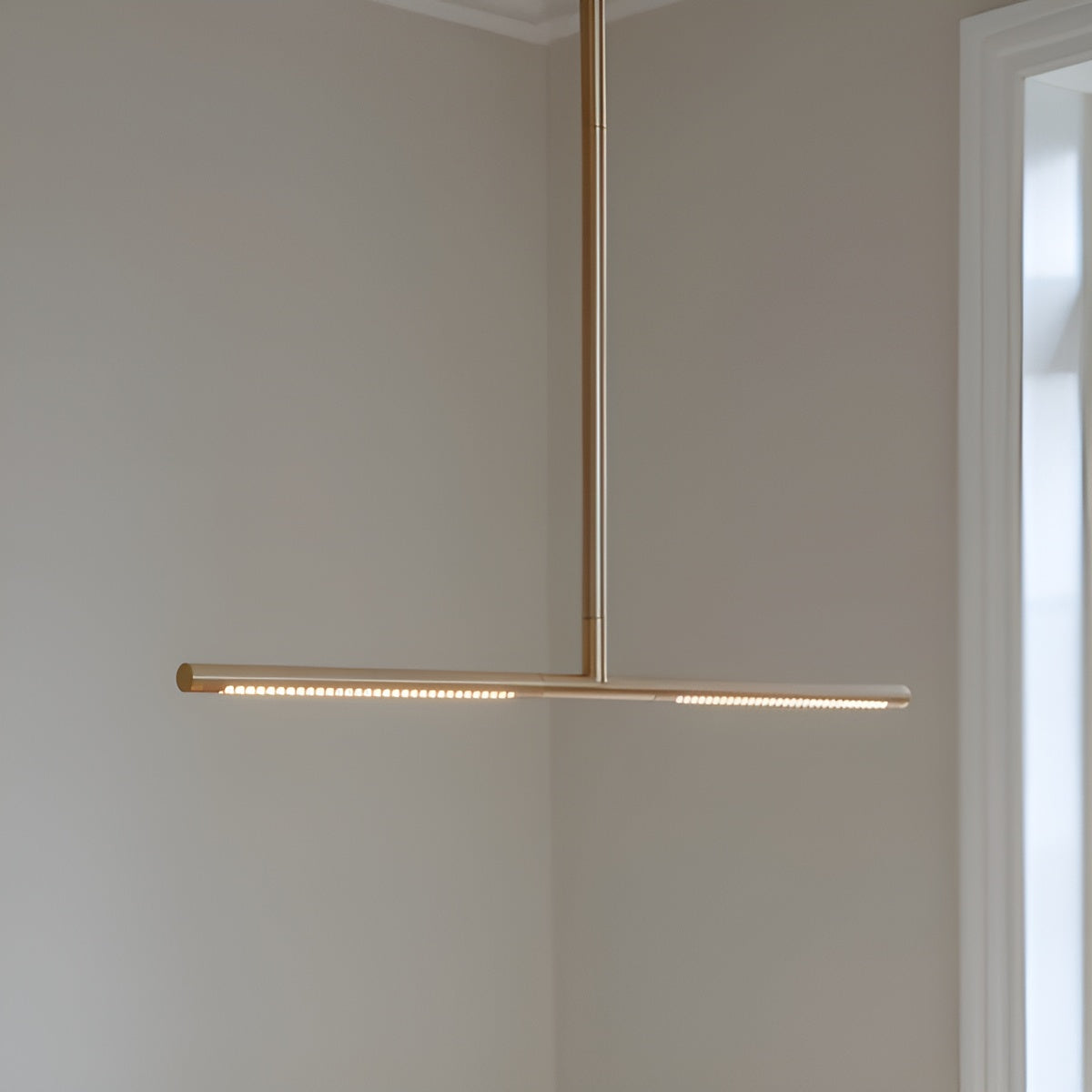 Zlatá závesná lampa OMNI