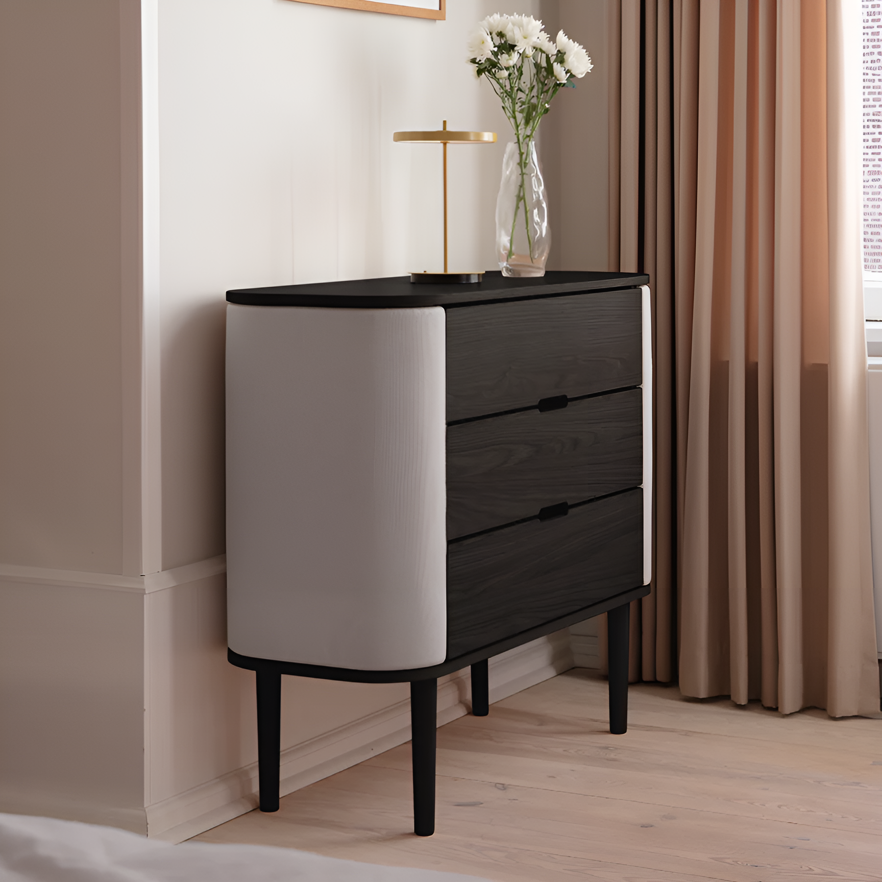 Skriňa TREASURES zlomená biela s čiernym podstavcom