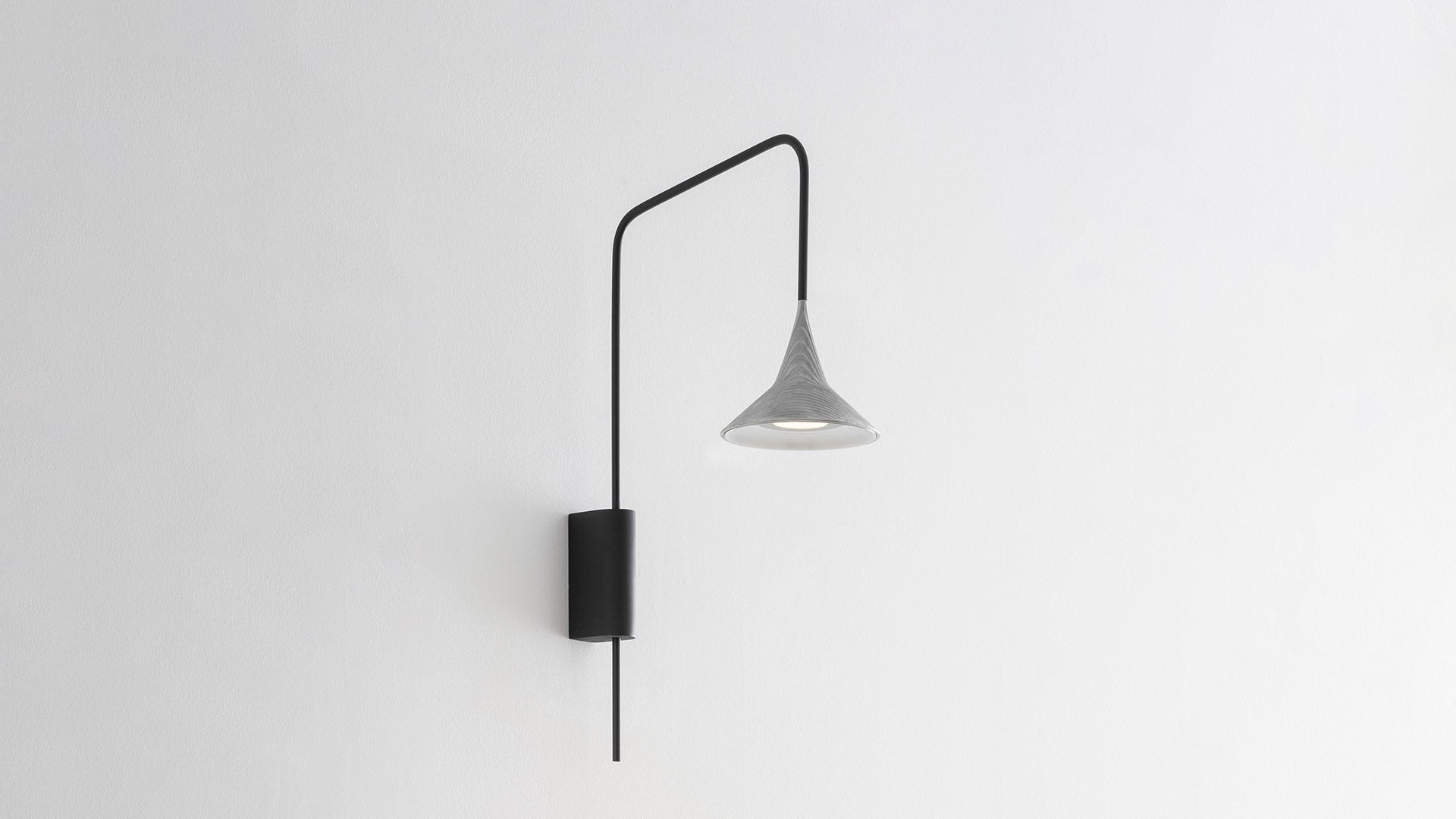 Vonku montovaná lampa na stenu UNTERLINDEN hliník