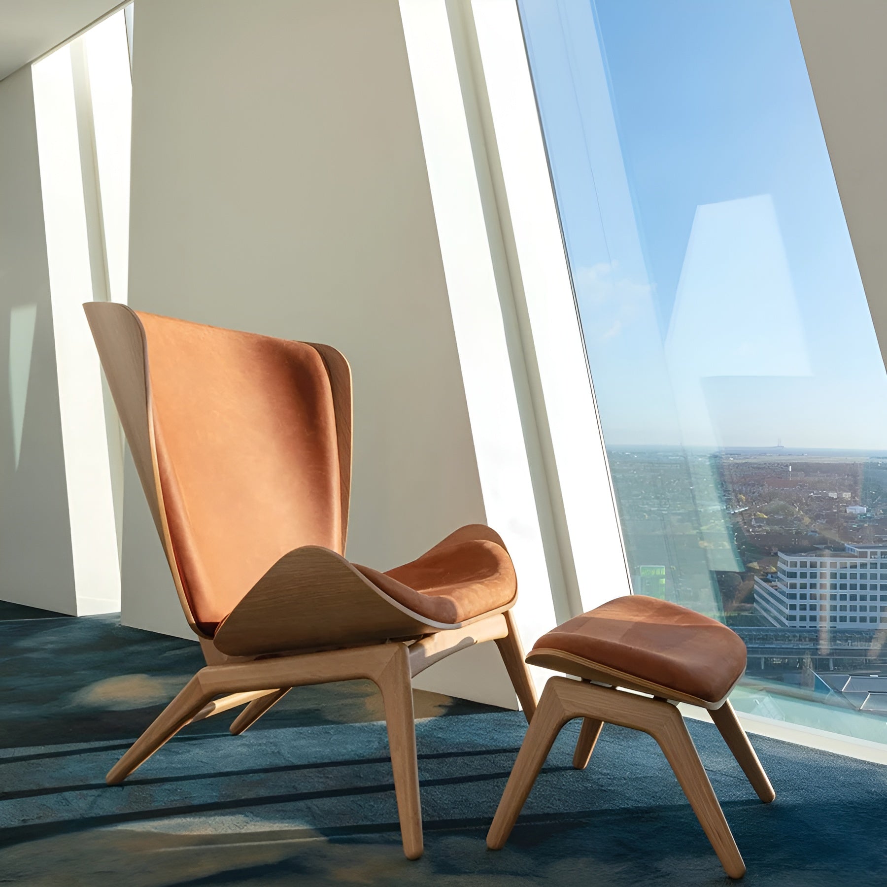 Fotel READER z koňakovou kožou a dubovou základňou