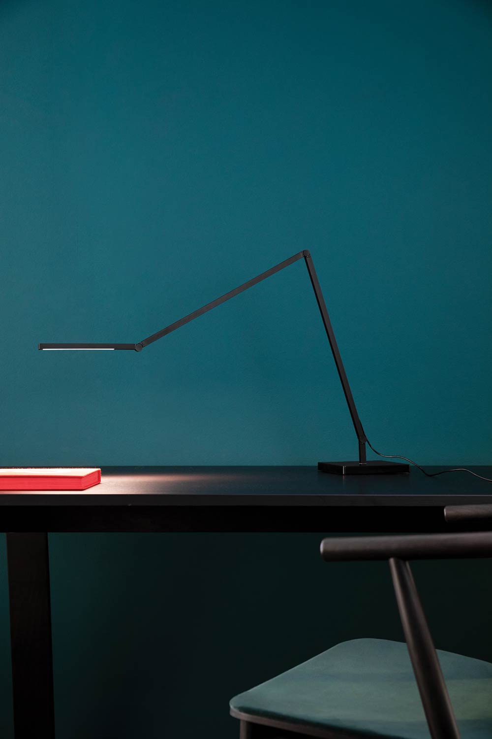 UNTITLED LINEAR desk lamp black