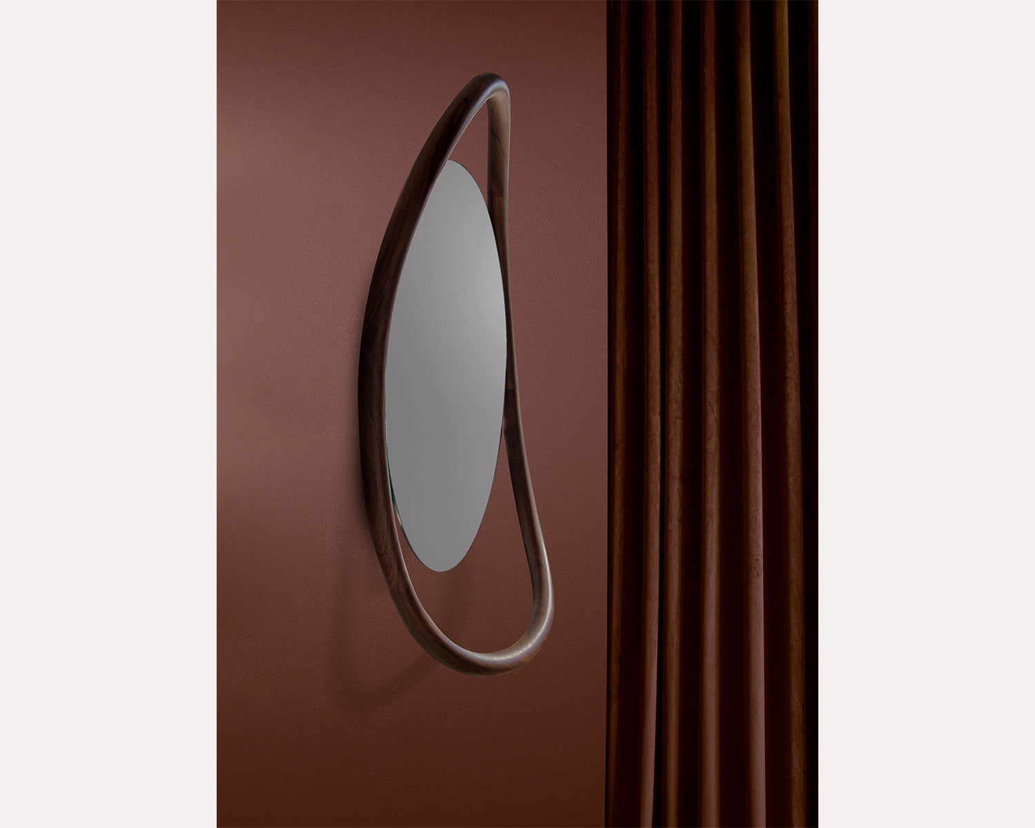 Nástenné svietidlo UNUT z ľahkého orechového dreva