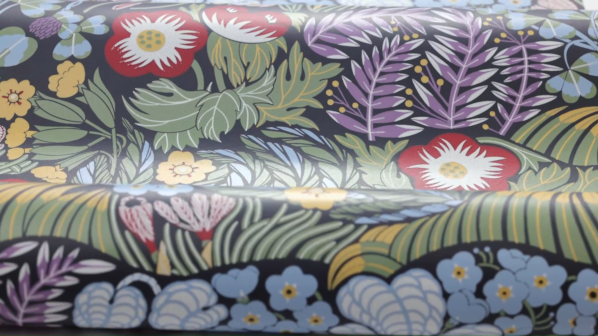 Multicolored Floral Plant Motif Wallpaper RABATT