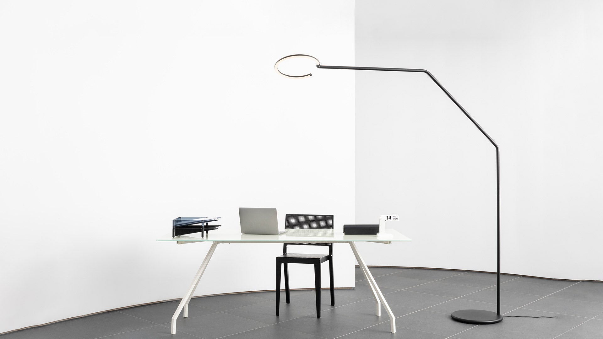 Stojaca lampa s ramenom VINE LIGHT čierna