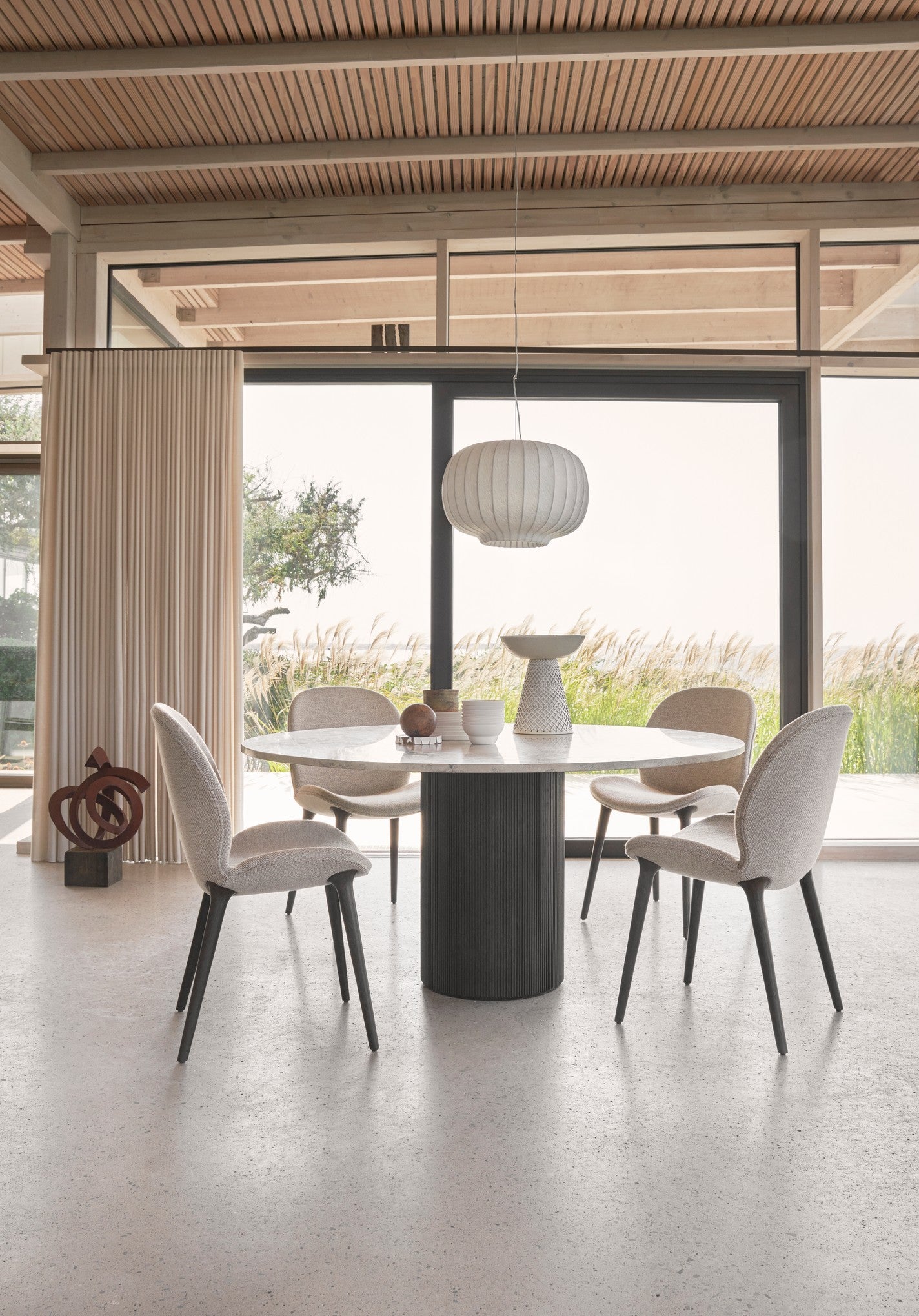 Okrúhly stôl CABIN so šedým vápenatým vrchom a tmavou dubovou základňou
