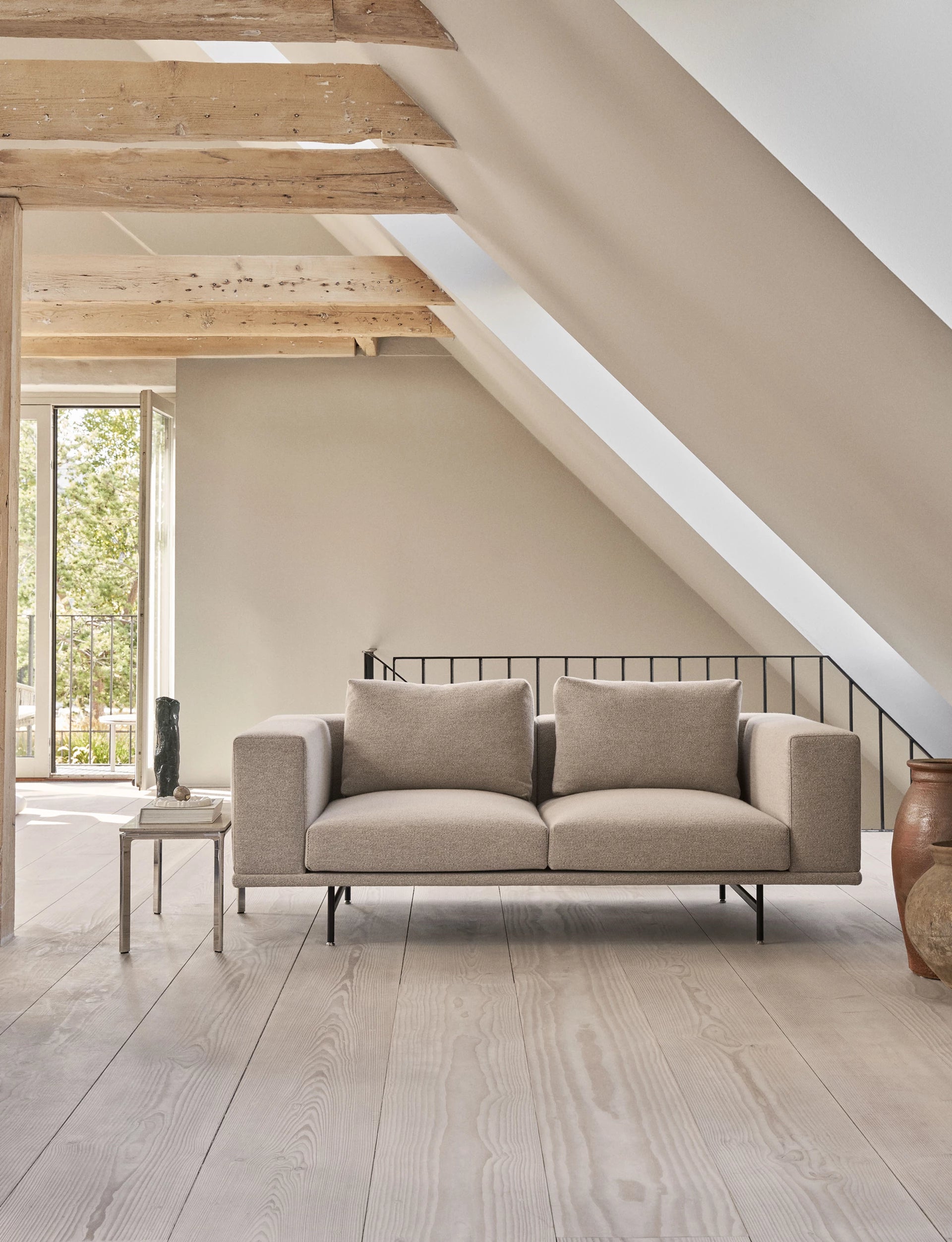 Pohovka 2-osobová LOFT svetlosivá boucle so železnou základňou