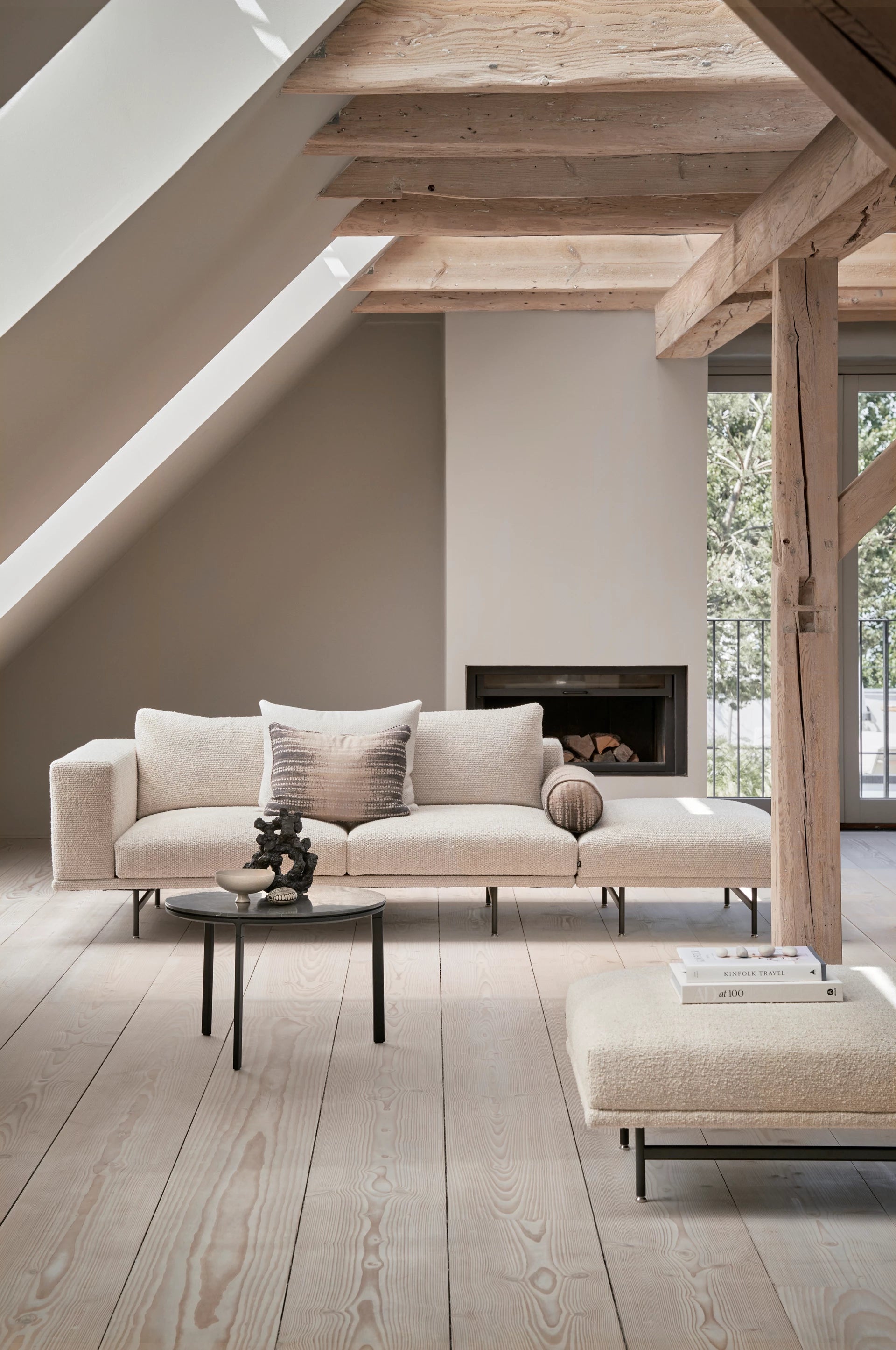 Sofa 3-osobová LOFT hnedá boucle s čiernym podstavcom
