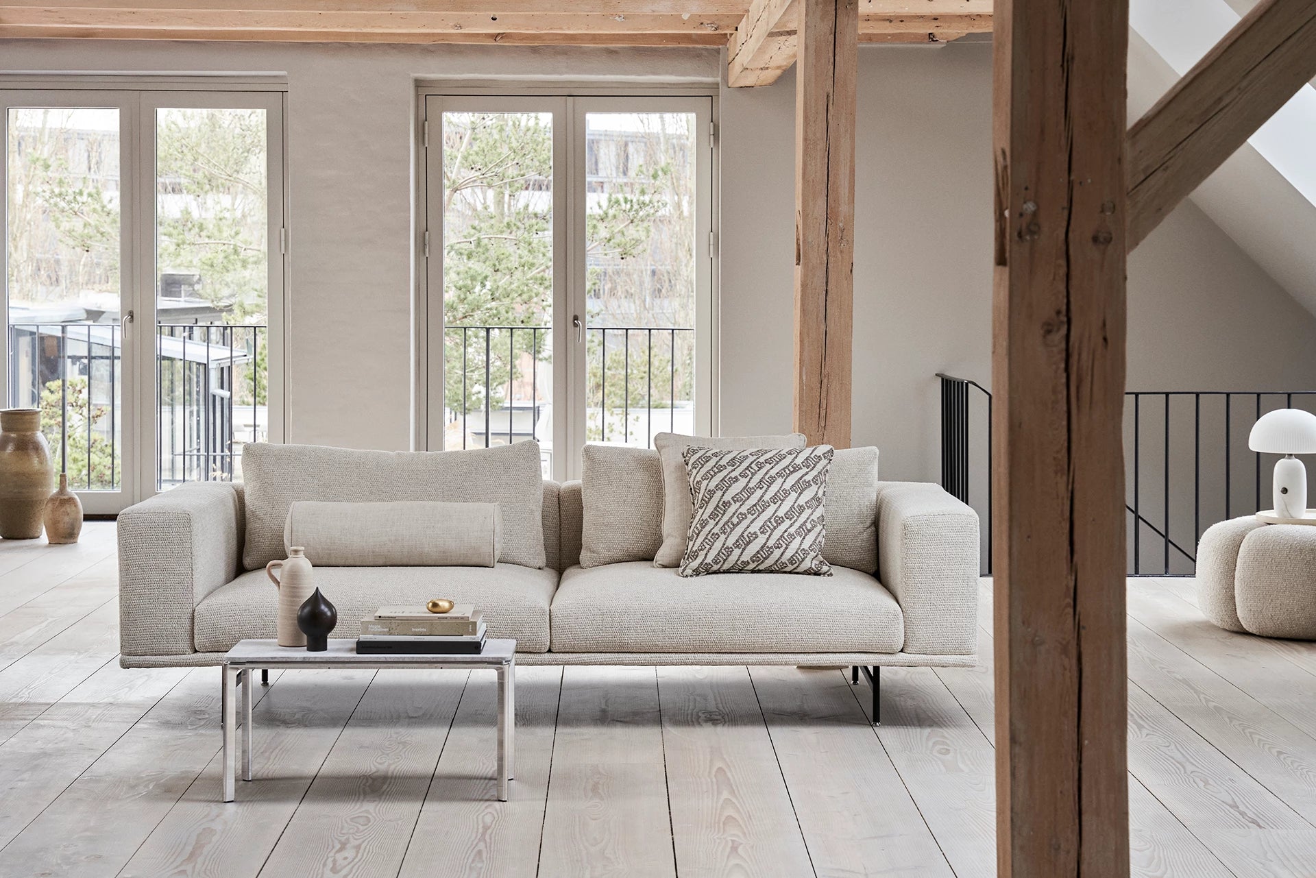 Sofa 3-osobová LOFT svetlosivá boucle s čiernym podstavcom