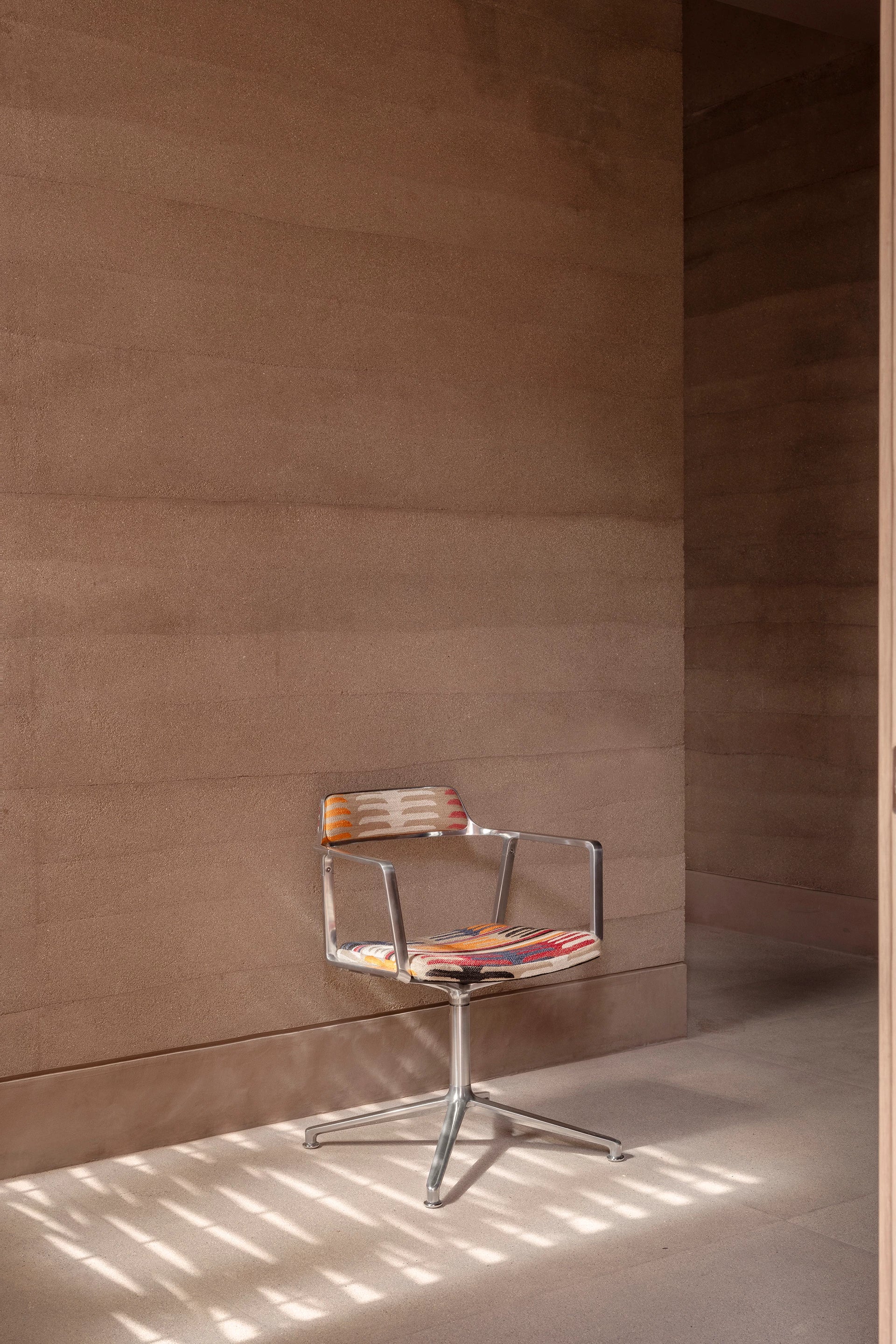 Kancelárske kreslo 452 - TODOS SANTOS v modrej a oranžovej farbe s kovovým podstavcom