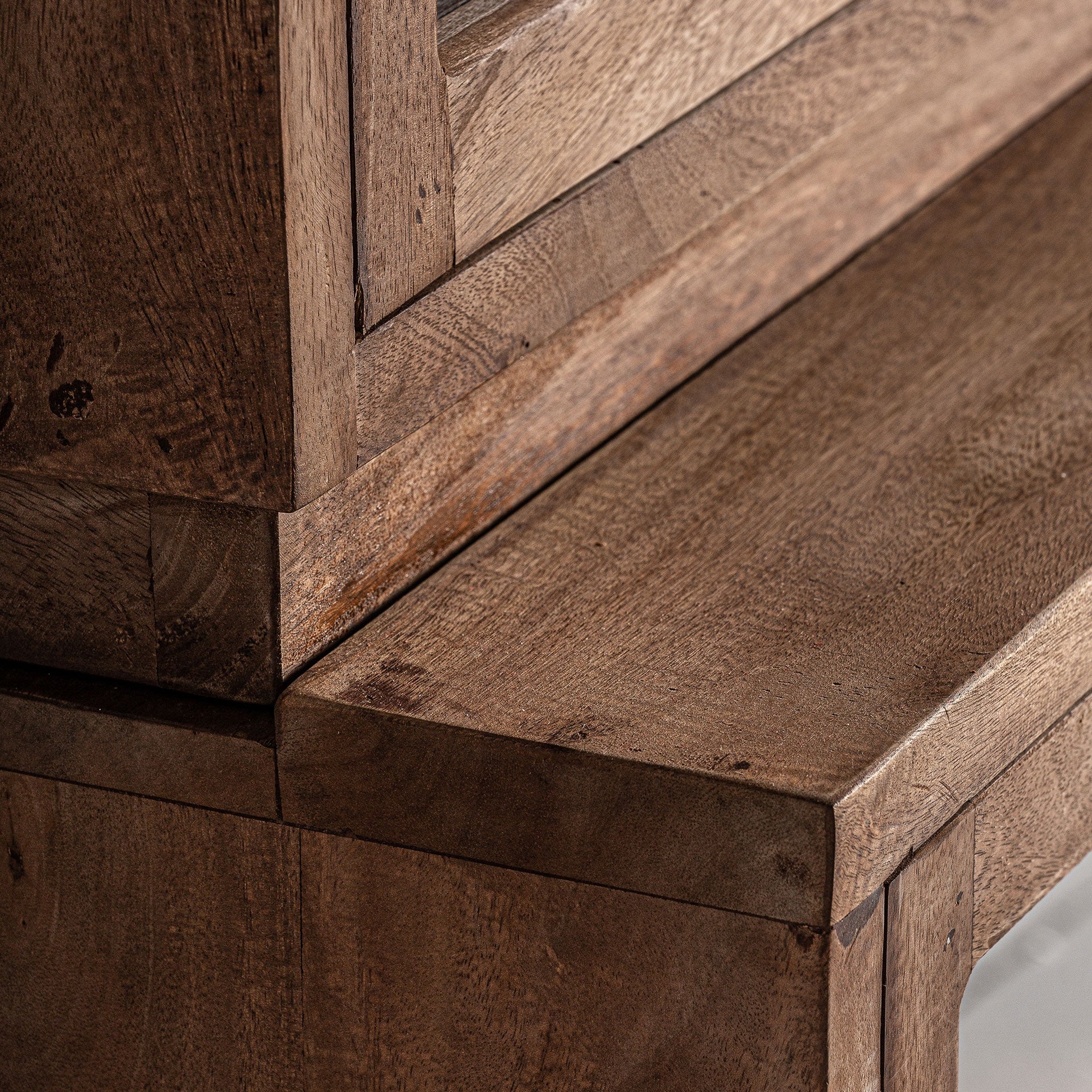 Vitrína JEKYE mango drevo