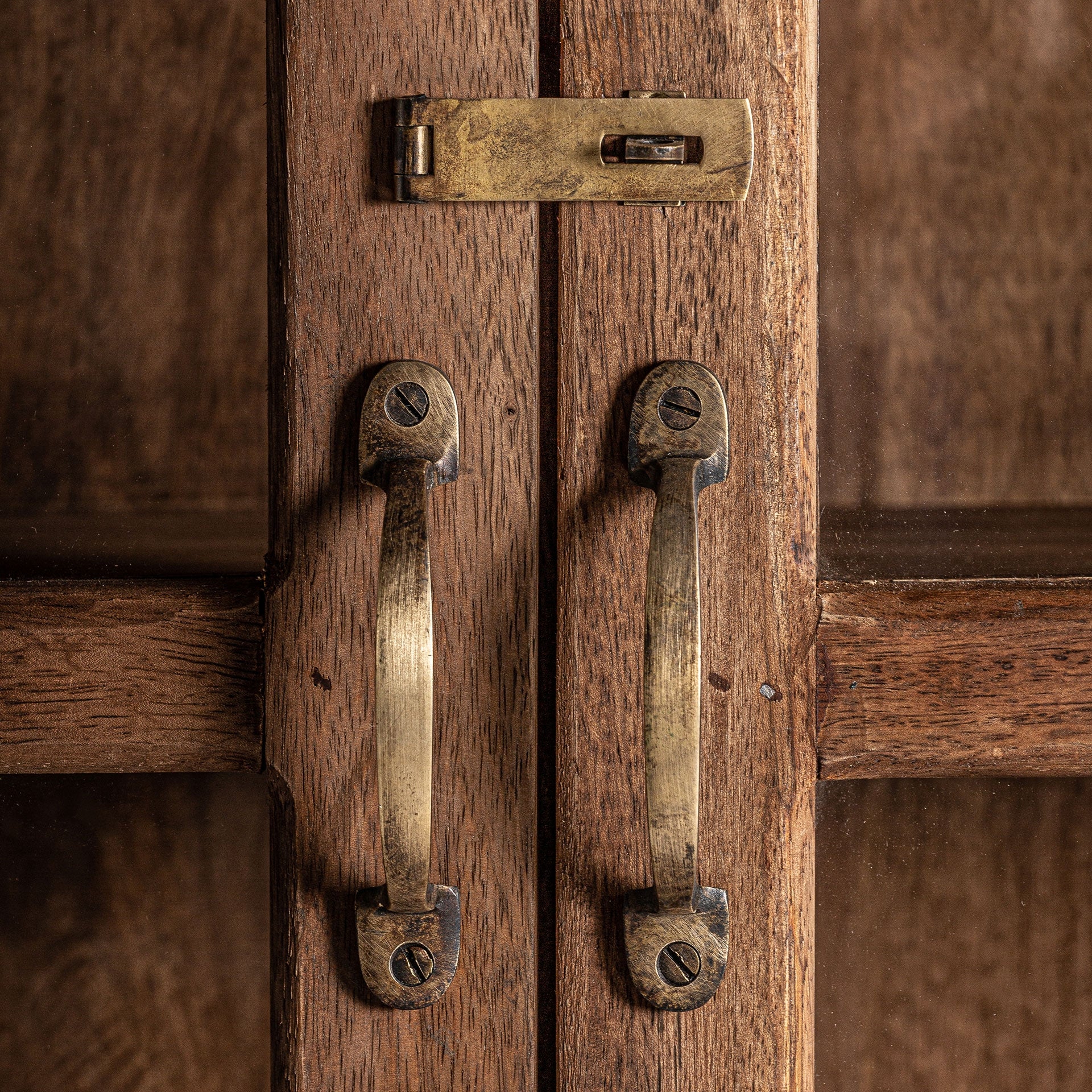 Vitrína JEKYE mango drevo