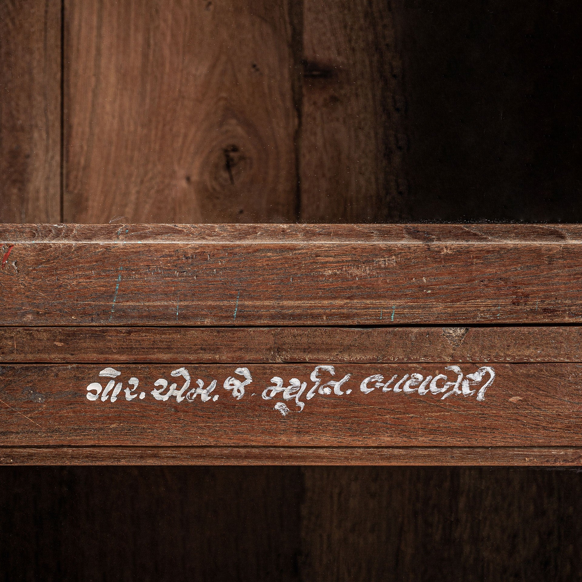 Vitrína JEKYE mango drevo