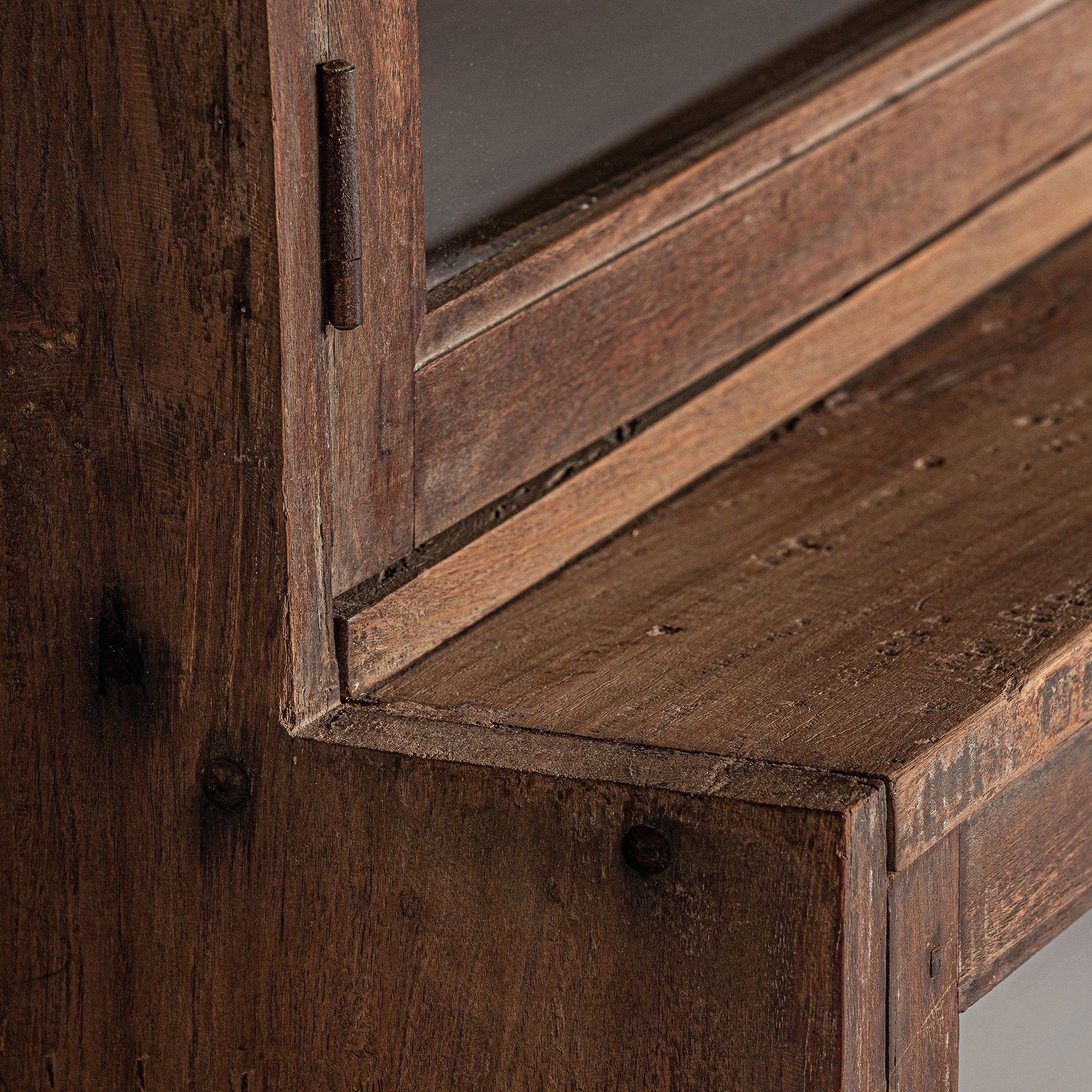 Vitrína JEKYE mango drevo