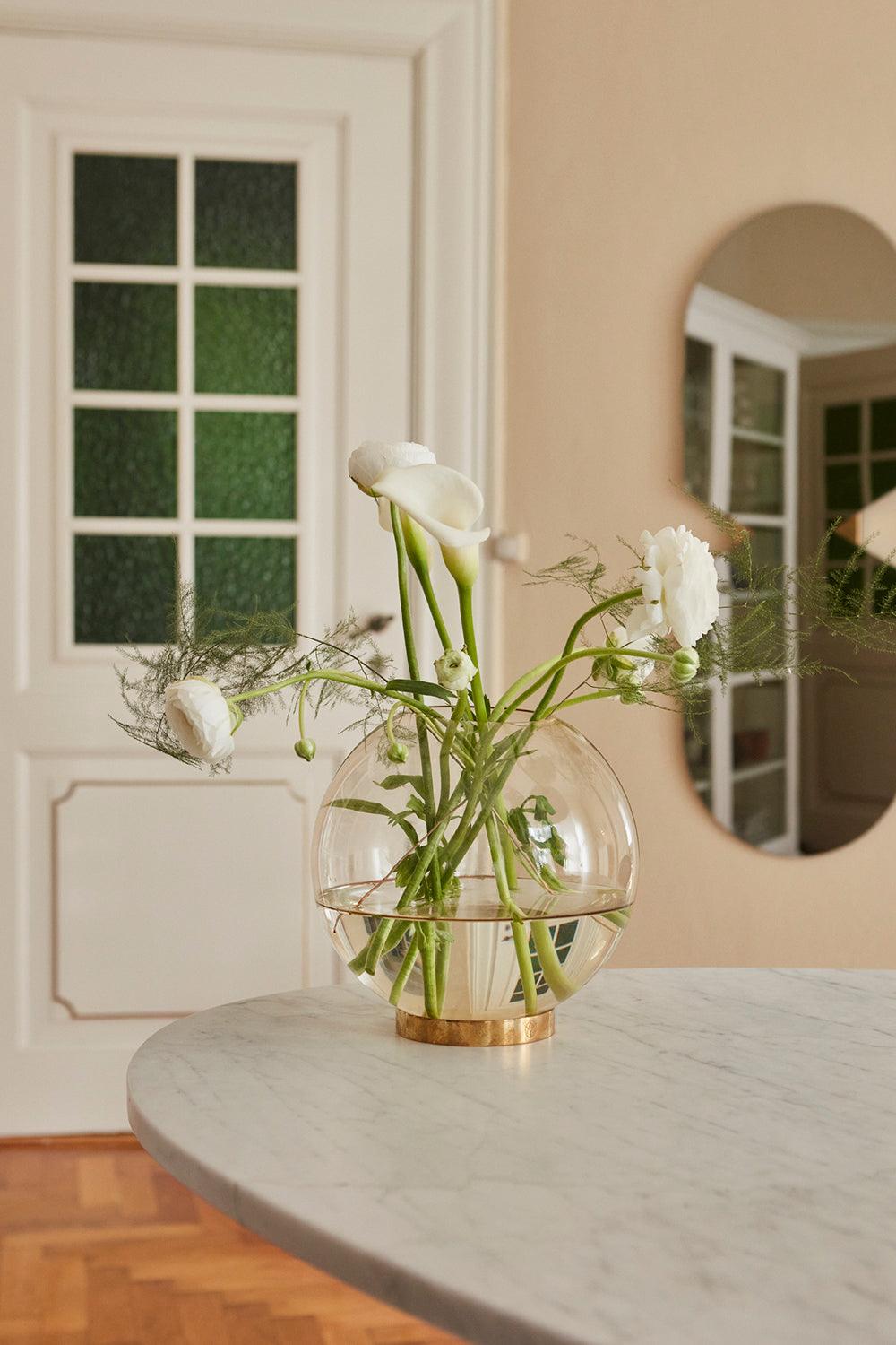 Wazon GLOBE żółty ze złotą podstawą AYTM Eye on Design