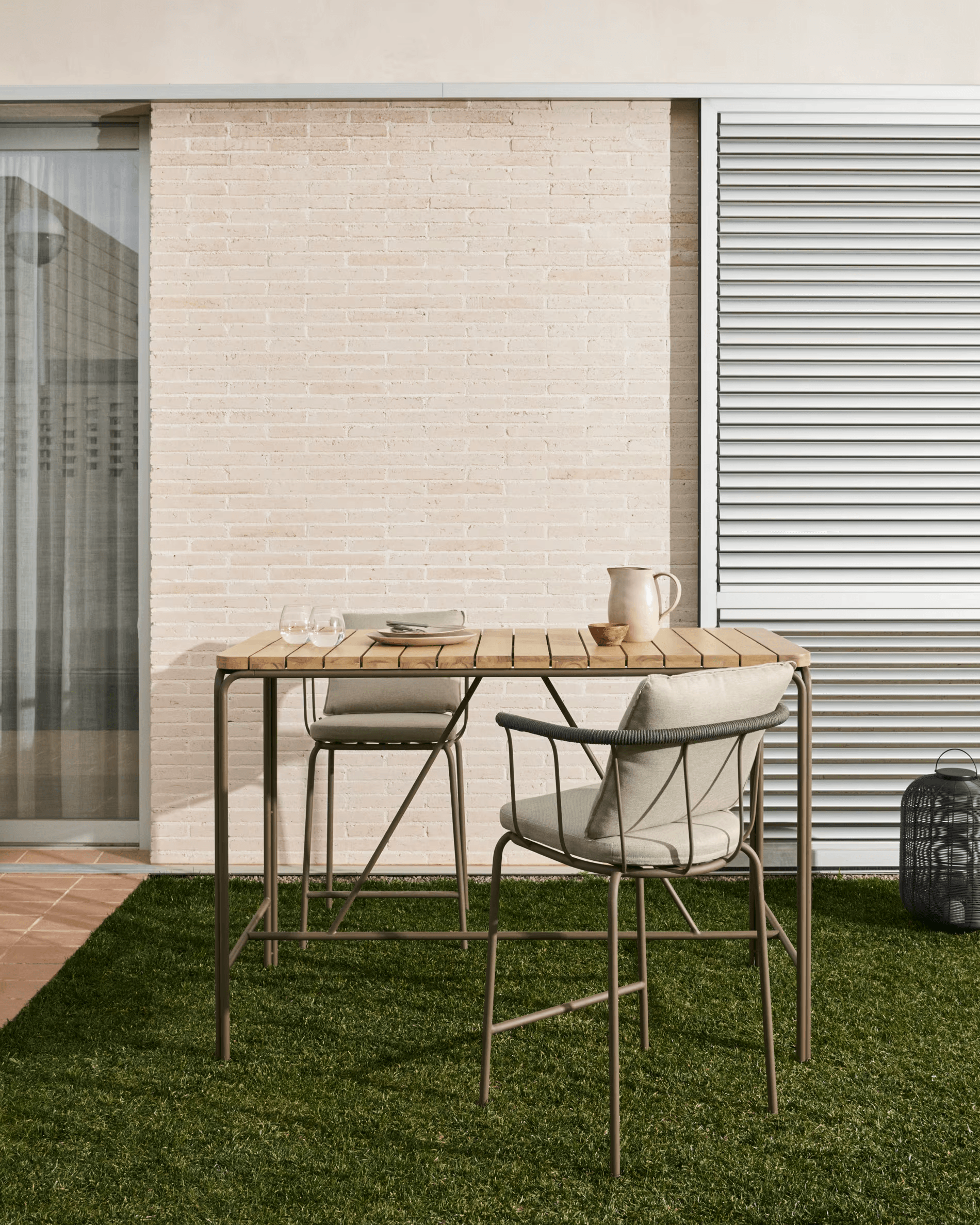 Wysoki stół ogrodowy SALGUER drewno akacjowe La Forma Eye on Design