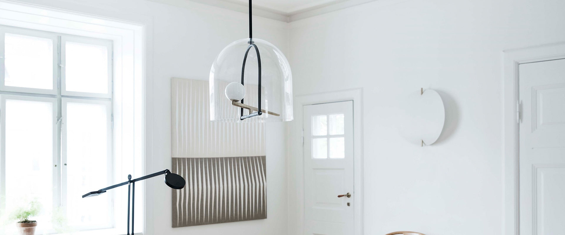 Závesná lampa YANZI čierna so zlatým so skleneným tienidlo