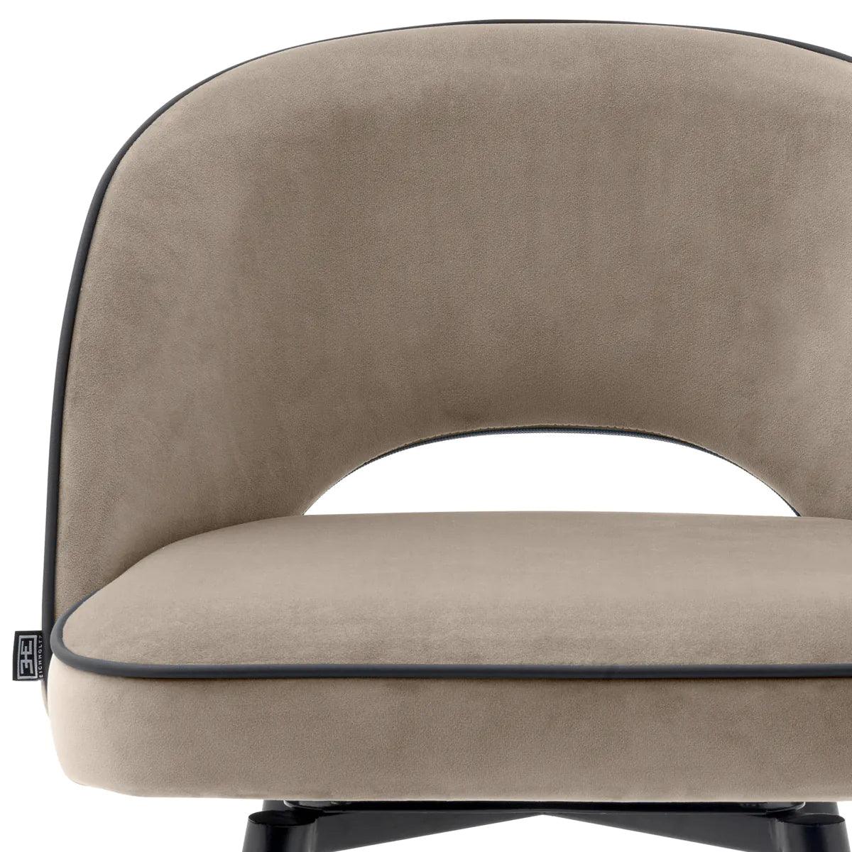 Zestaw hokerów aksamitnych CLIFF ciemnobeżowy Eichholtz Eye on Design